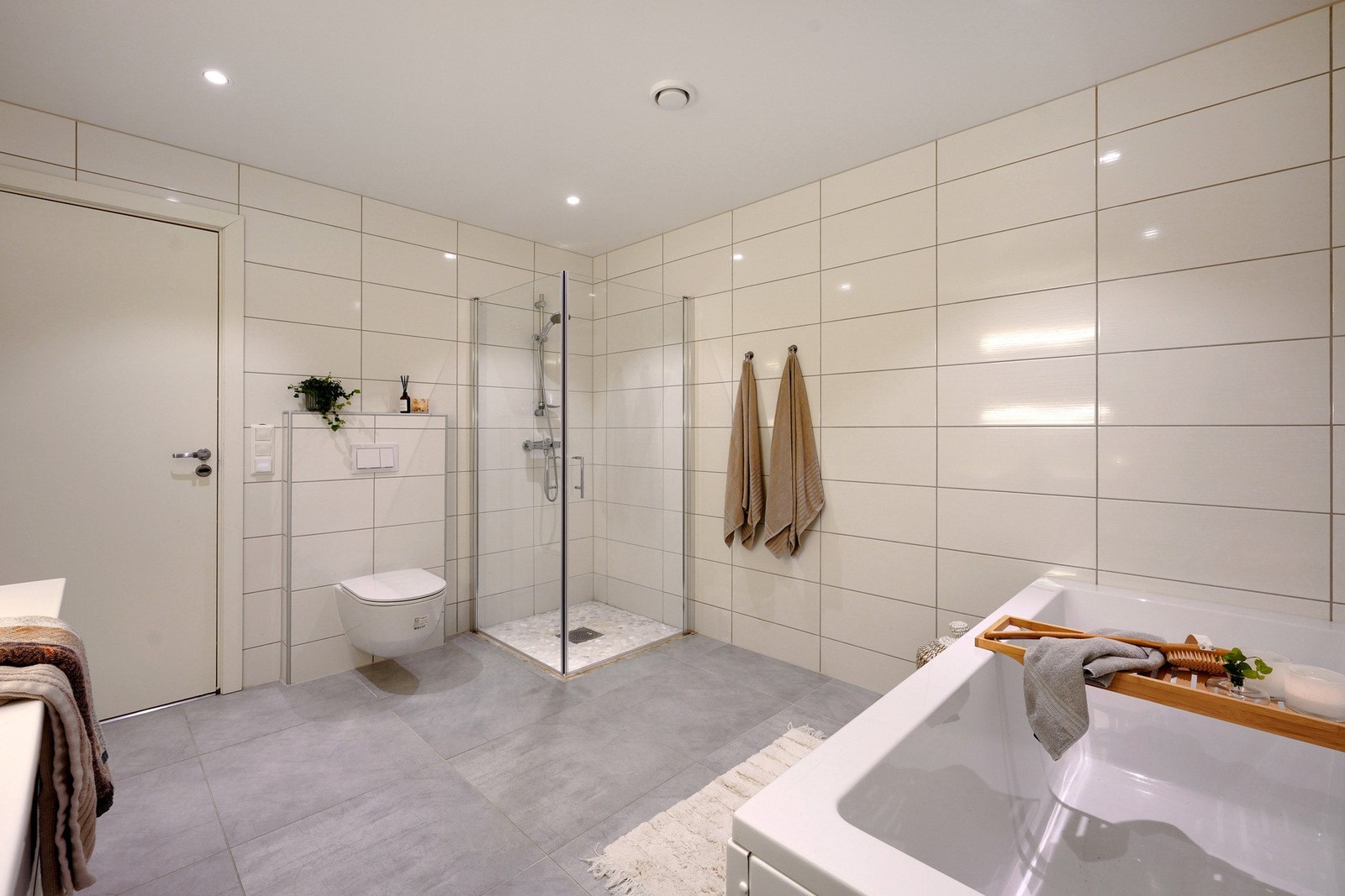 Fint romslig bad med både dusj og badekar. Galleribilde