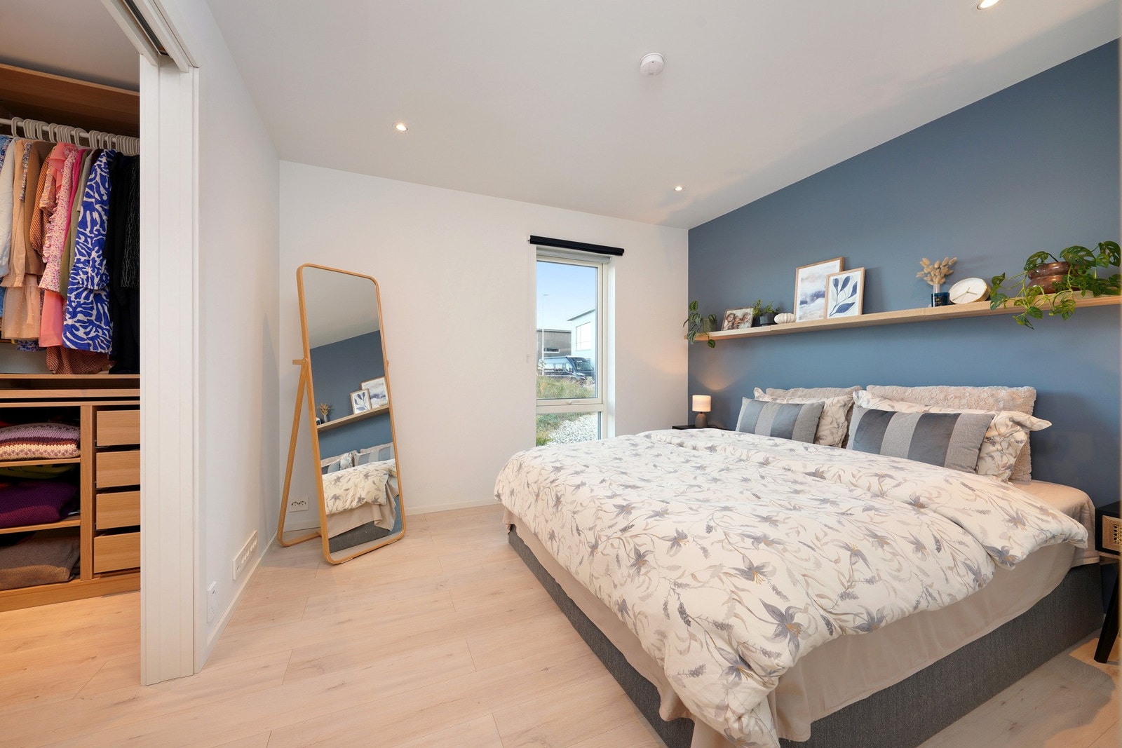 Hovedsoverom 2. etg. med walk in closet og eget bad. Galleribilde