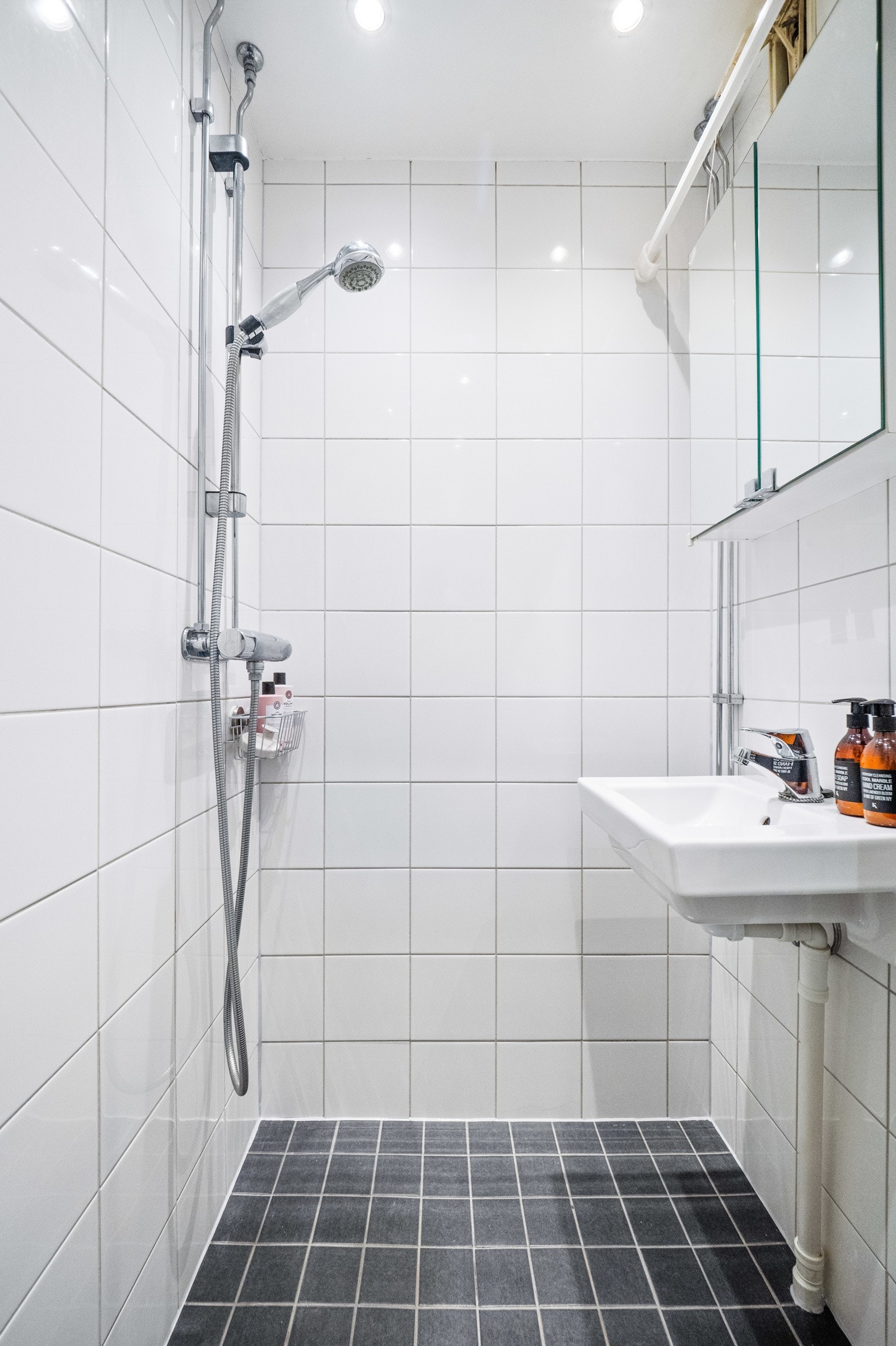 Hver cm på badet er godt utnyttet og her er det både dusj og speilskap over servant Galleribilde