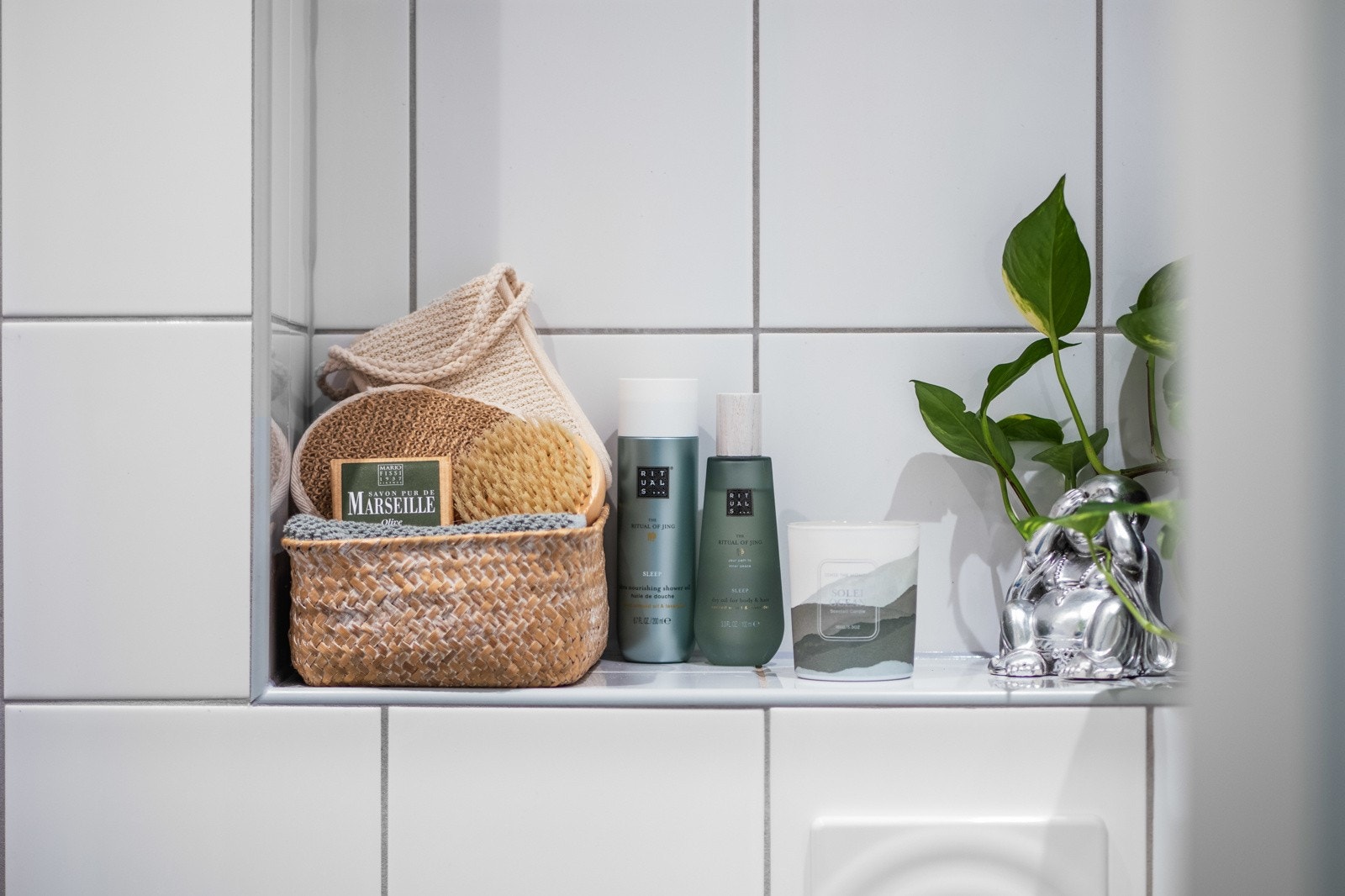 Over toalettet er det en liten hylle til velværeartikler, pynt og lignende. Galleribilde