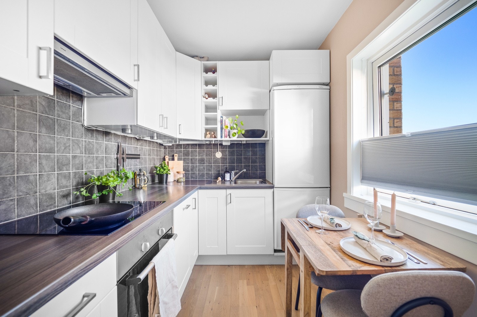 Kjøkkeninnredningen er fra 2012 og har god plass til kjøkkenutstyret. Galleribilde