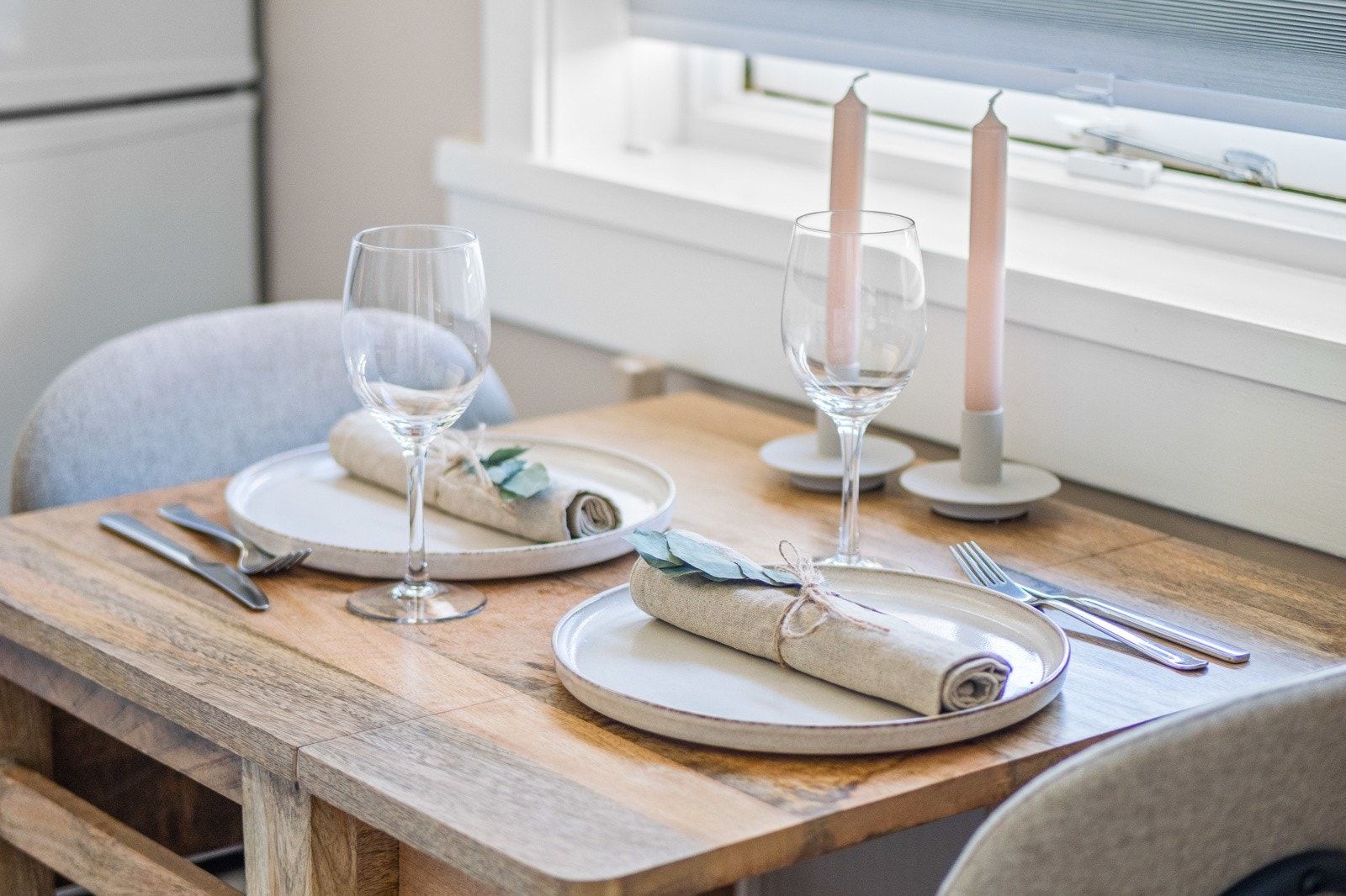 Under vinduet er det plass til spisebord til frokoster, middager og gode samtaler. Galleribilde