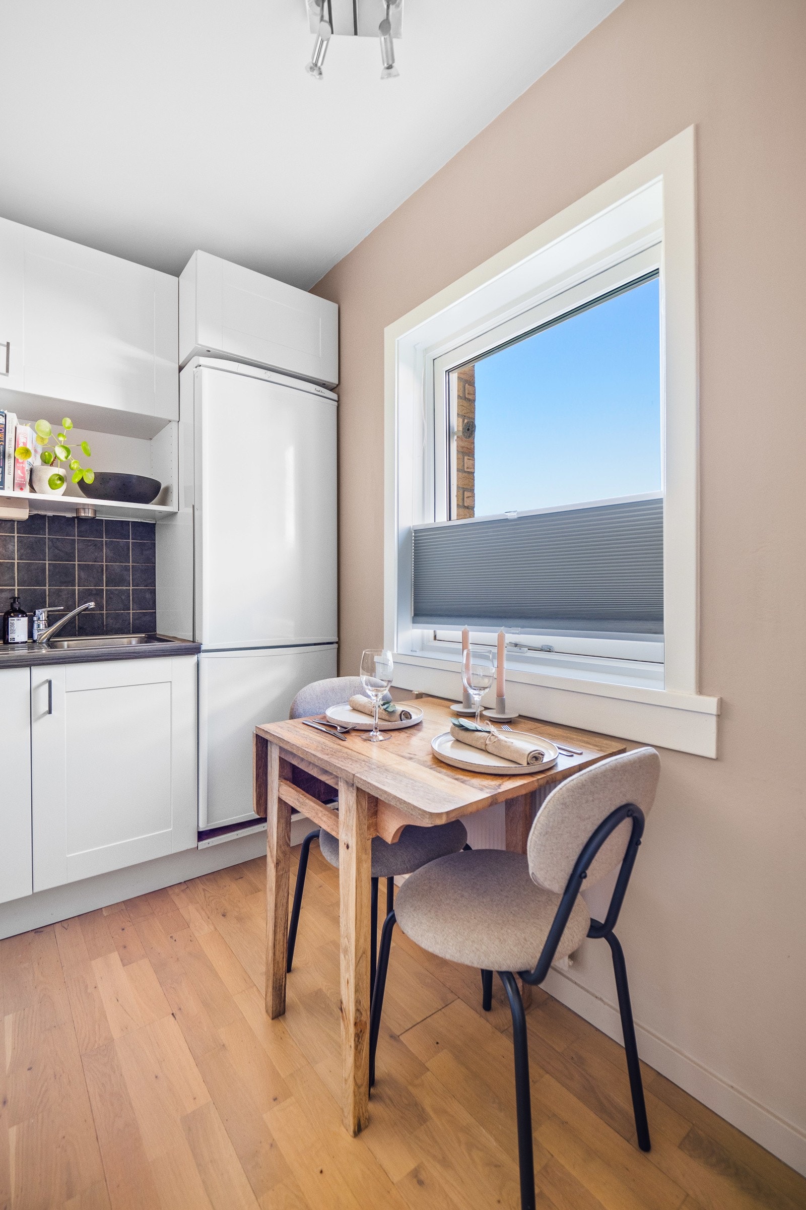 I en egen nisje er det plass til kjøl/frys. Galleribilde