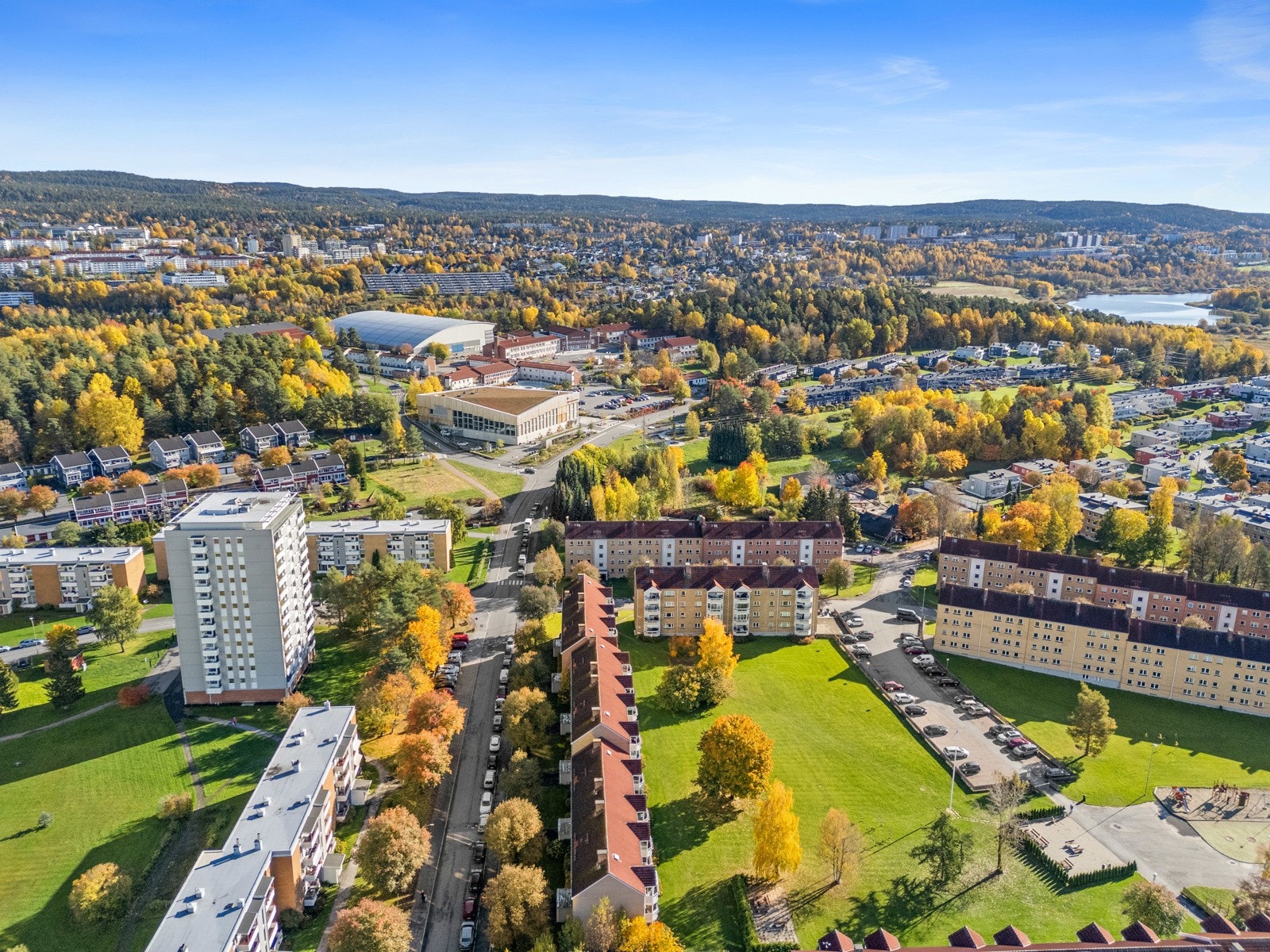Med både buss og T-bane like i nærheten er det enkelt å ta seg inn til sentrum. Galleribilde