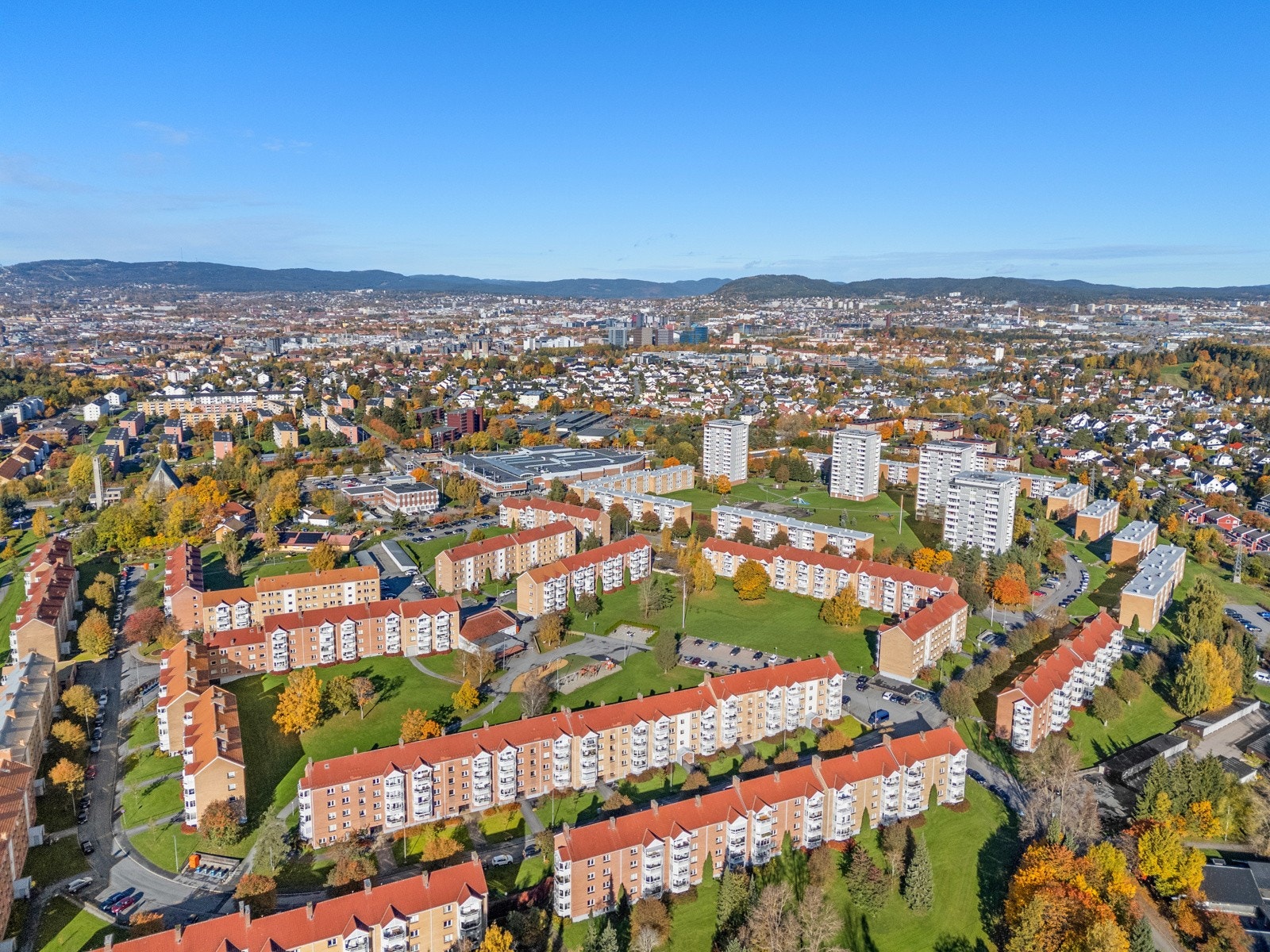 Dagligvarehandelen kan blant annet gjøres på Extra og Meny som ligger på Manglerud senter, bare 500 meter unna. Galleribilde