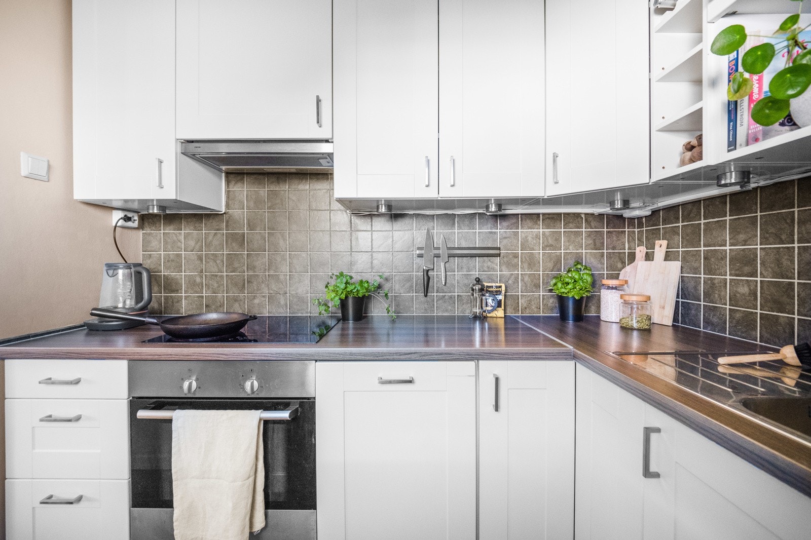 Koketopp og stekeovn er integrert i innredningen. Galleribilde