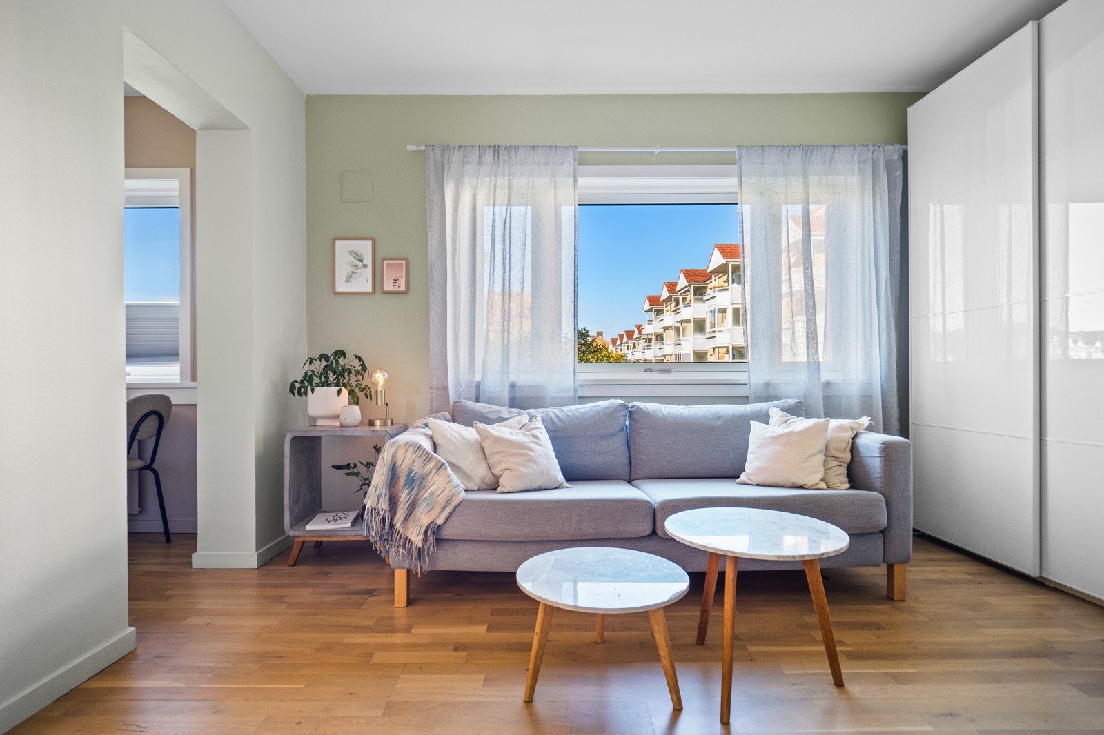 Det store stuevinduet bidrar til en god og luftig atmosfære i rommet. Galleribilde