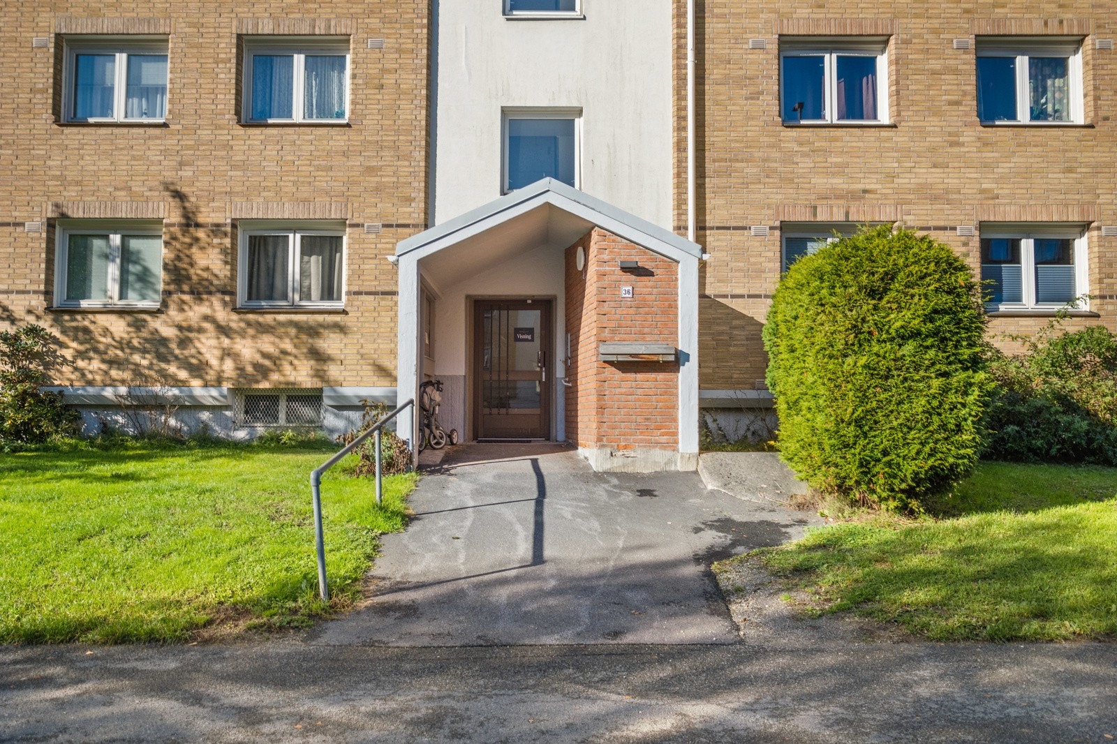 Leiligheten har adkomst til etasjeplan via et felles inngangsparti og trappeoppgang. Galleribilde