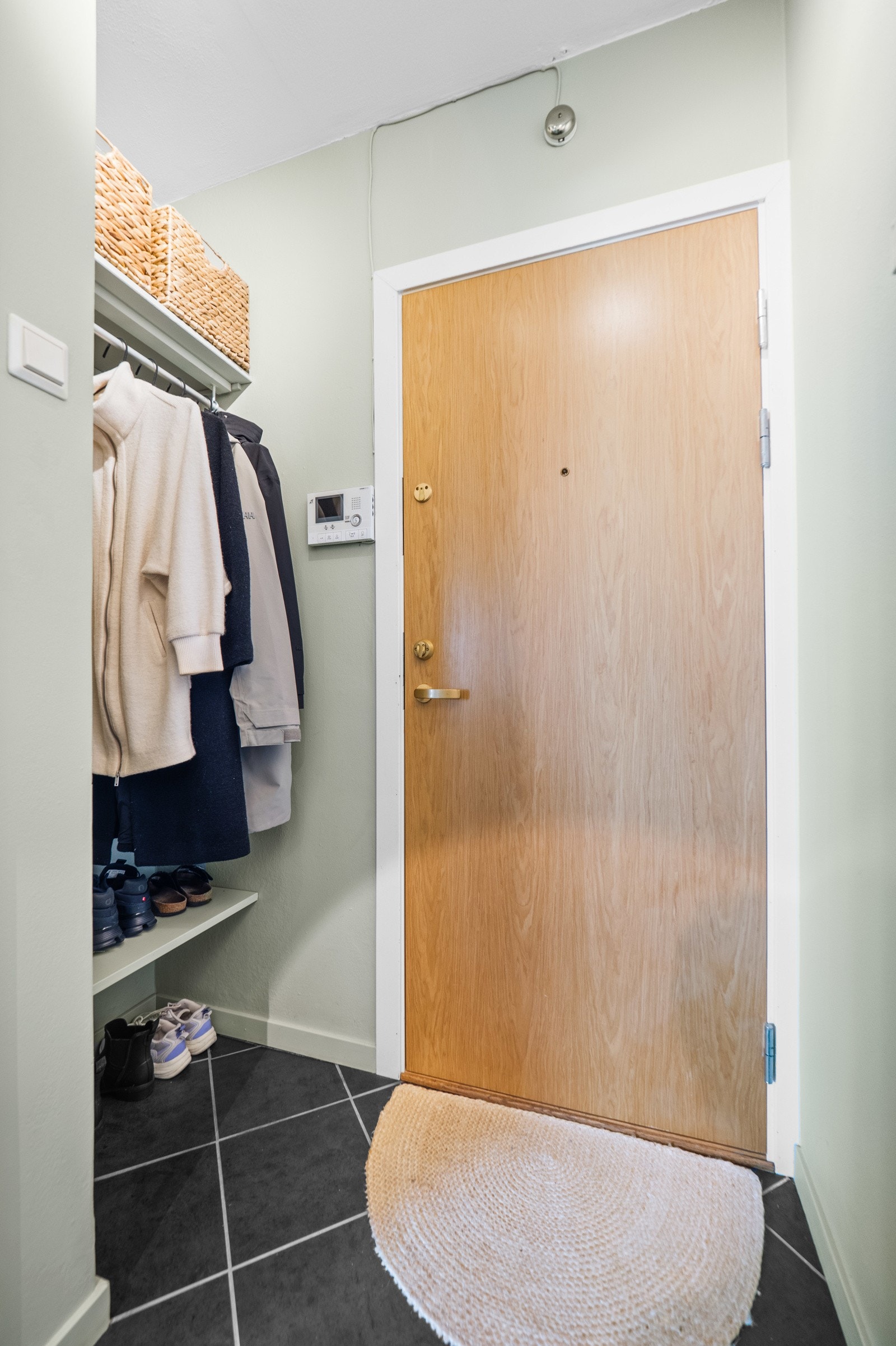 Entreen gir et godt førsteinntrykk og har pene overflater med gulvfliser og malte vegger. Galleribilde