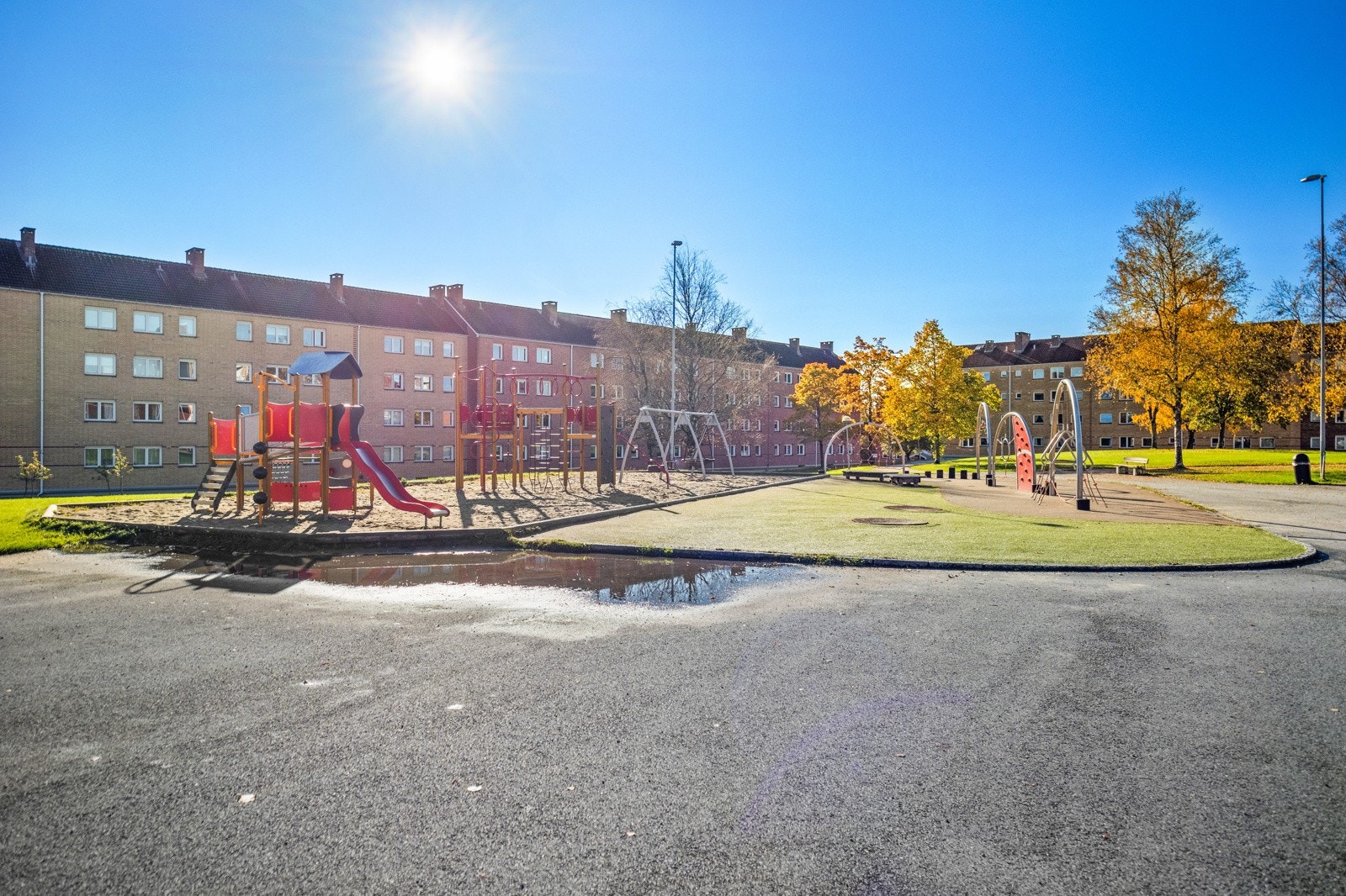 Borettslaget har sosiale møteplasser med lekeapparater og sittebenker. Galleribilde