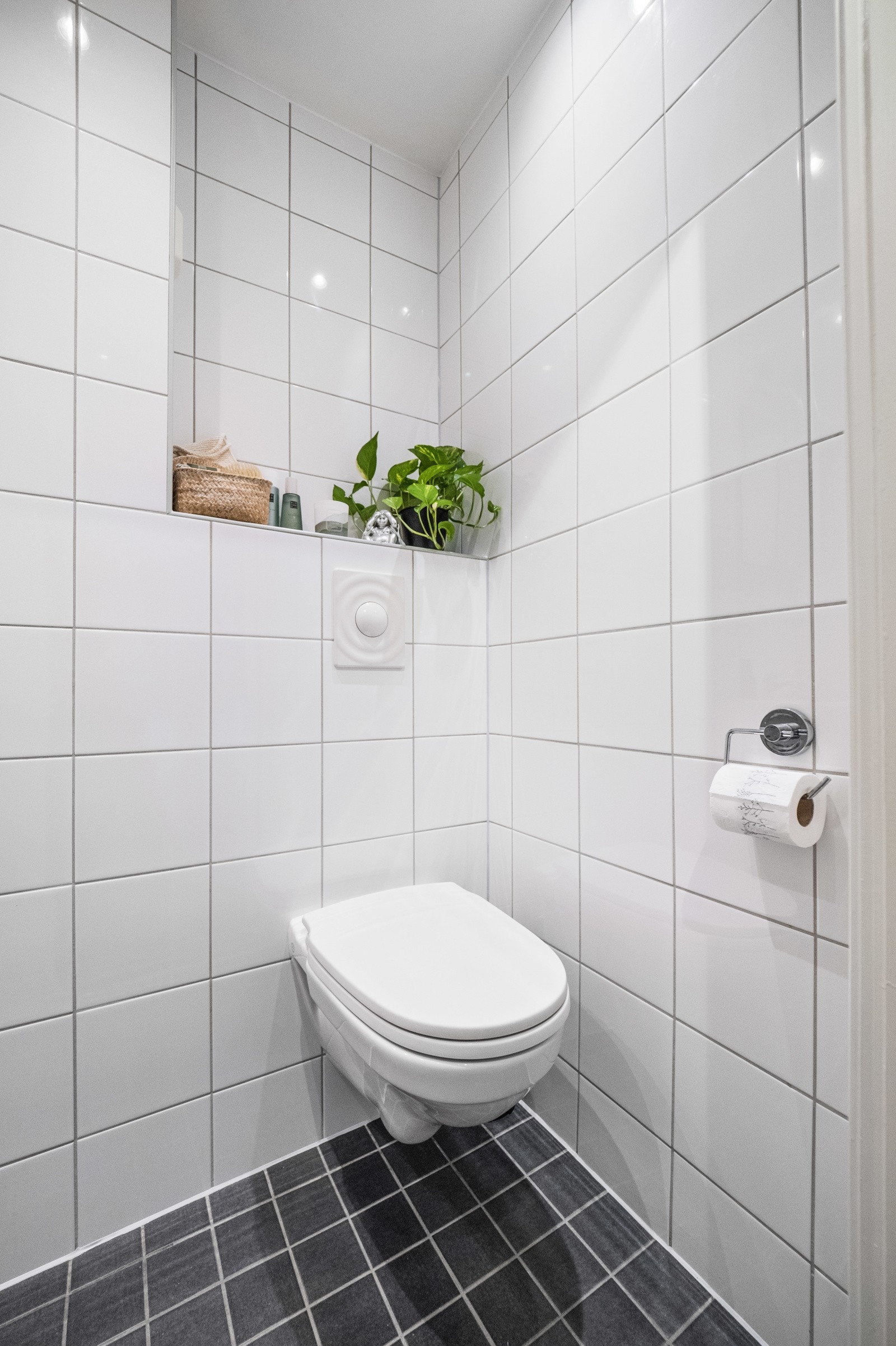 Badet har vegghengt toalett, gulvvarme og god belysning i form av downlights. Galleribilde