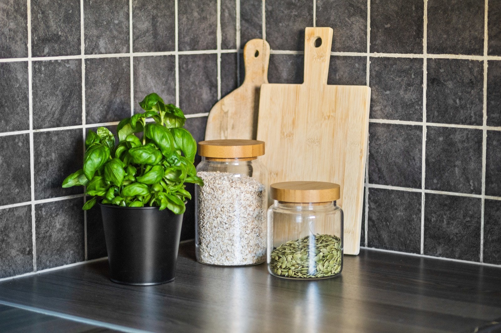 Over benken er det godt arbeidslys og fliser på veggene som gjør det lett å holde rent. Galleribilde