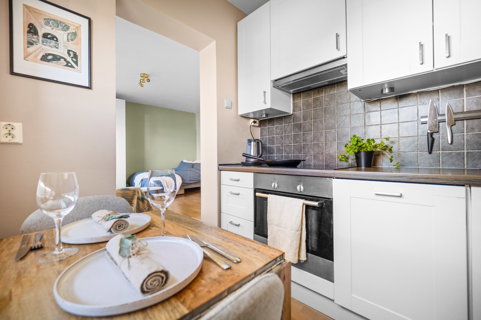 Kjøkkenet er trukket vekk fra stuen i eget rom. Galleribilde