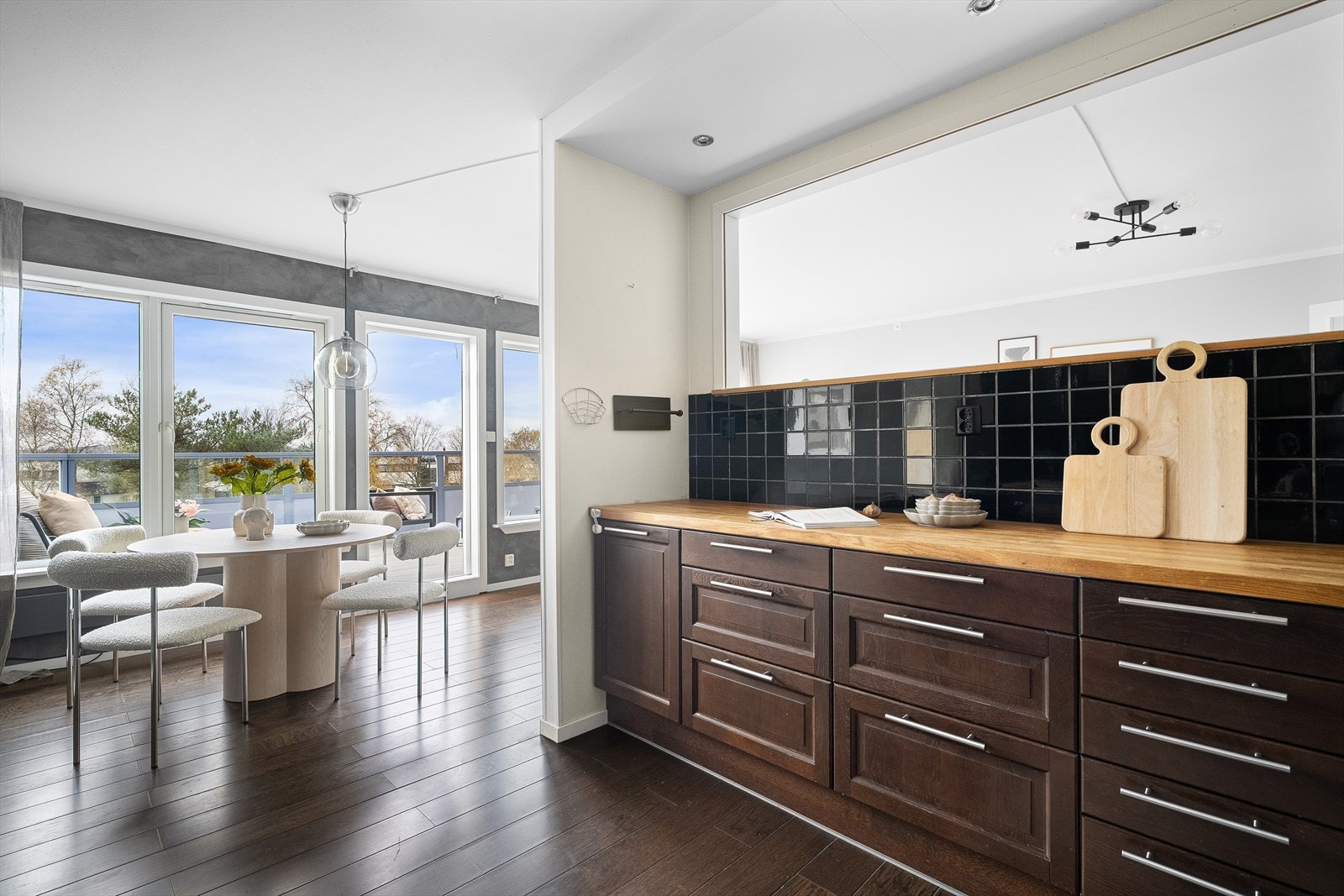 God plass til stort spisebord. Galleribilde