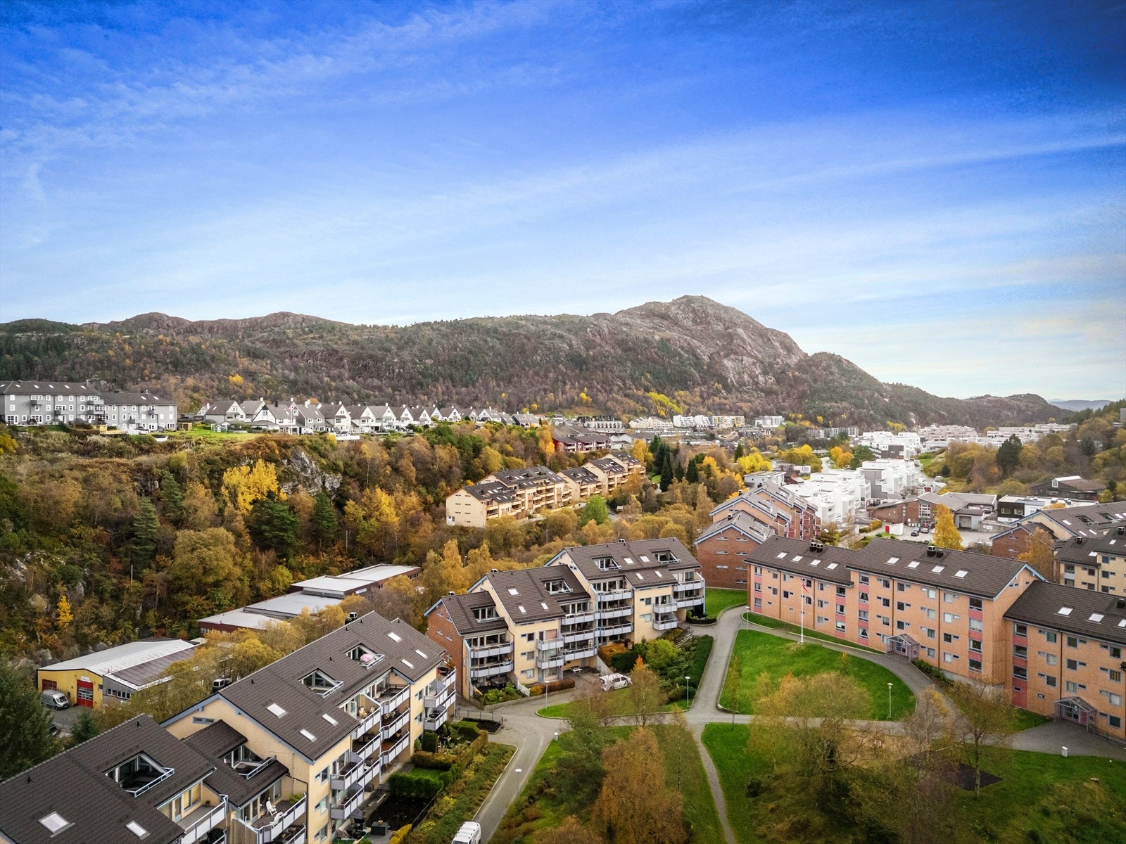 Det er gangavstand til barnehager, barne- og ungdomsskole, videregående skole og buss som tar deg direkte til Bergen sentrum, Loddefjord terminal og Oasen. Galleribilde