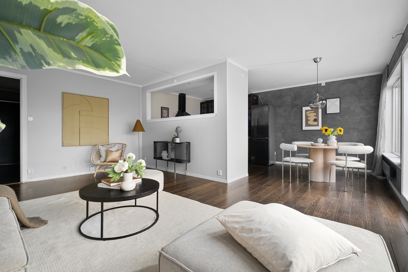 Fin leilighet som er lett å møblere med flere soner i stuen. Galleribilde