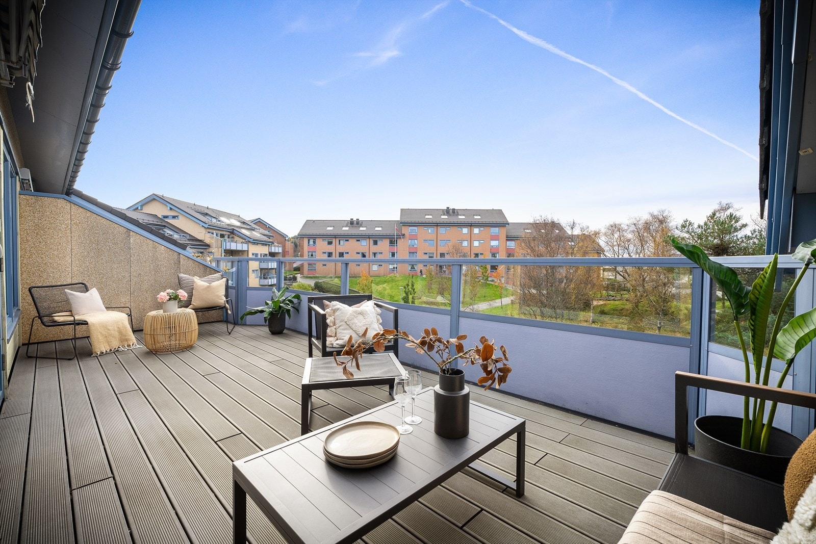 Fra stuen er det tilkomst til sørvestvendt altan på 18 m². Her har du god plass til flere sittegrupper og grill! Galleribilde