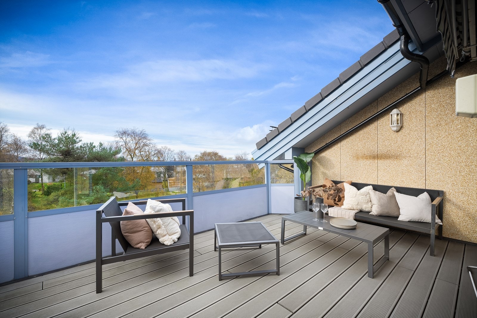 Leiligheten ligger fint til i 4.etasje i populære Norheim Borettslag. Her bor du i kjernen av Olsvik, med bl.a. Kiwi og busstopp like i nærheten. Galleribilde