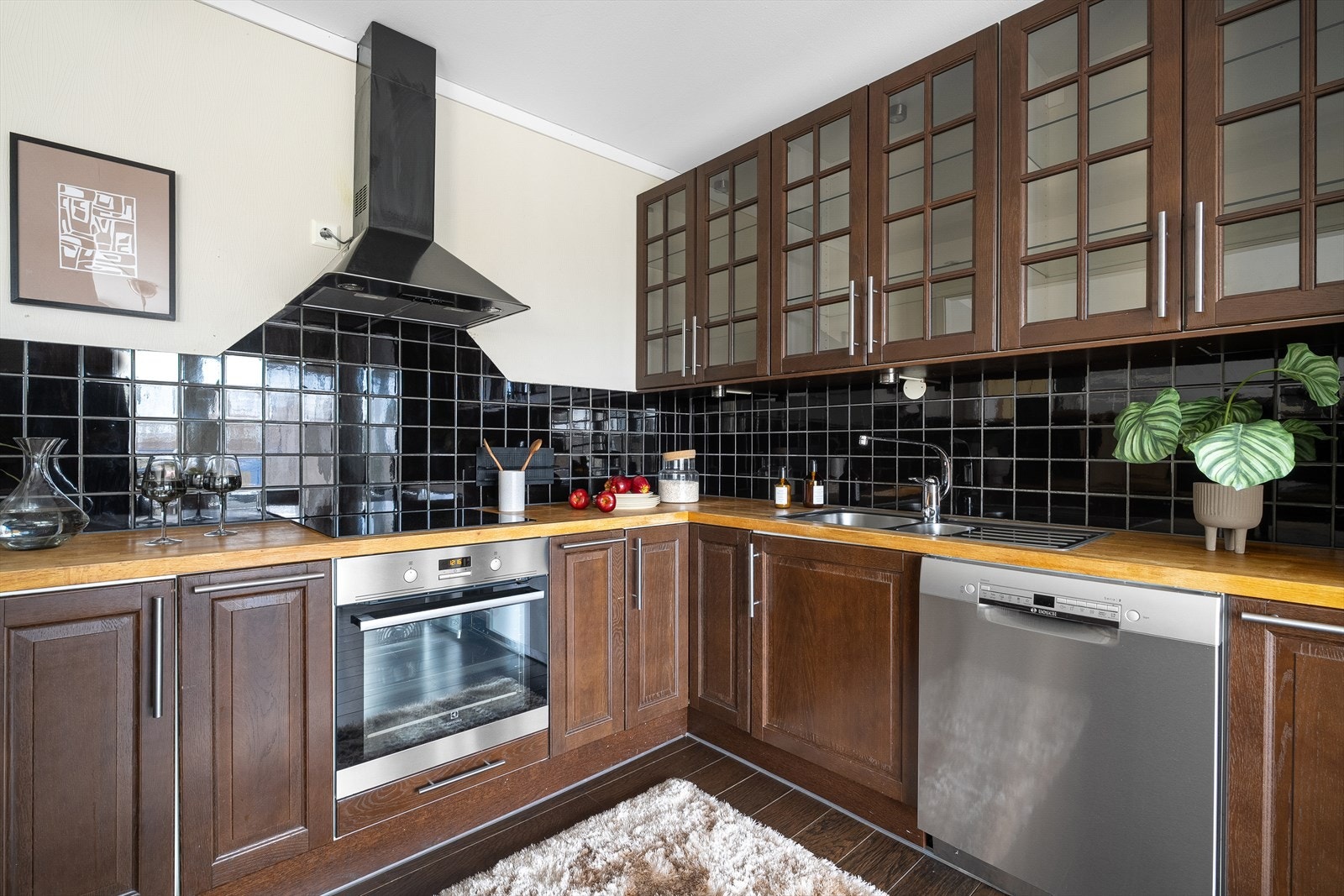 Stort og praktisk kjøkken med mye skap- og benkeplass. Galleribilde