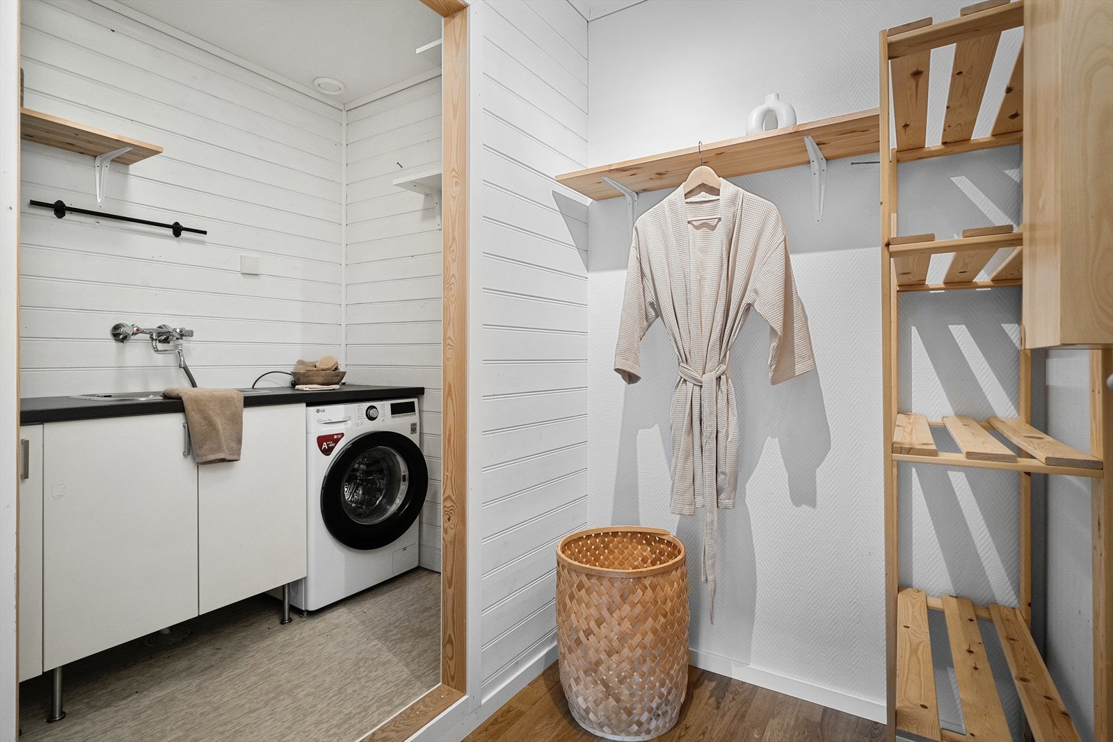 Knyttet til vaskerommet er det også en innvendig bod som også kan benyttes som garderoberom. Galleribilde