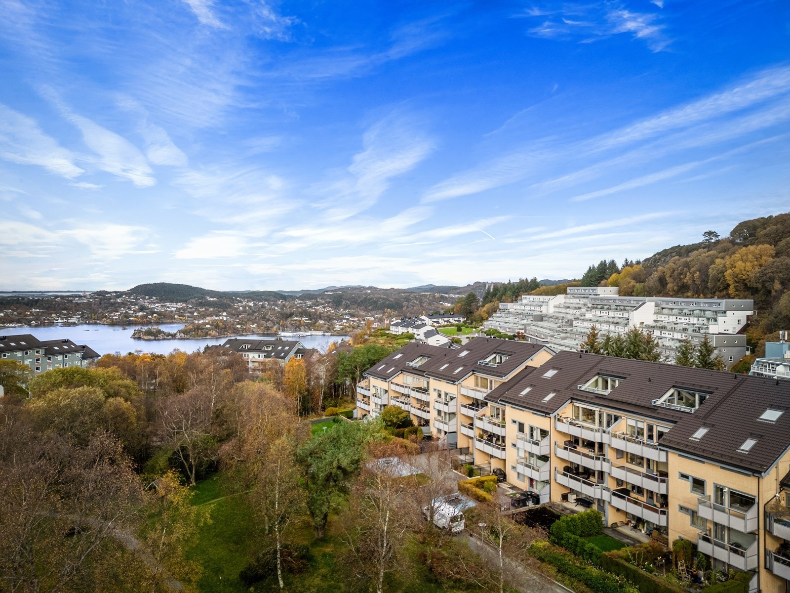 Andelen disponerer en fast parkeringsplass i felles garasjeanlegg. Galleribilde