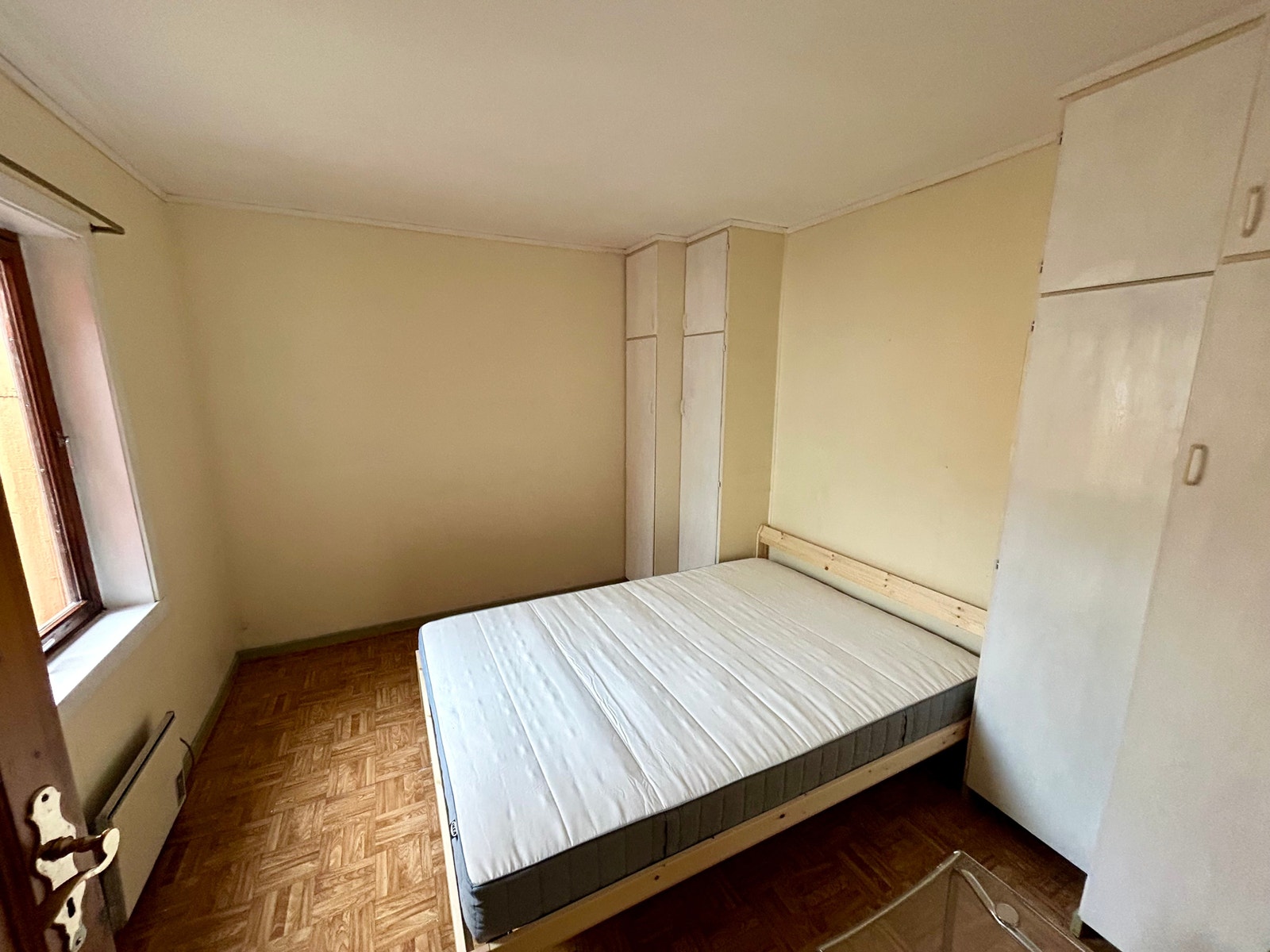 Soverom 5 - med 140 cm bred seng, mot bakgård Galleribilde