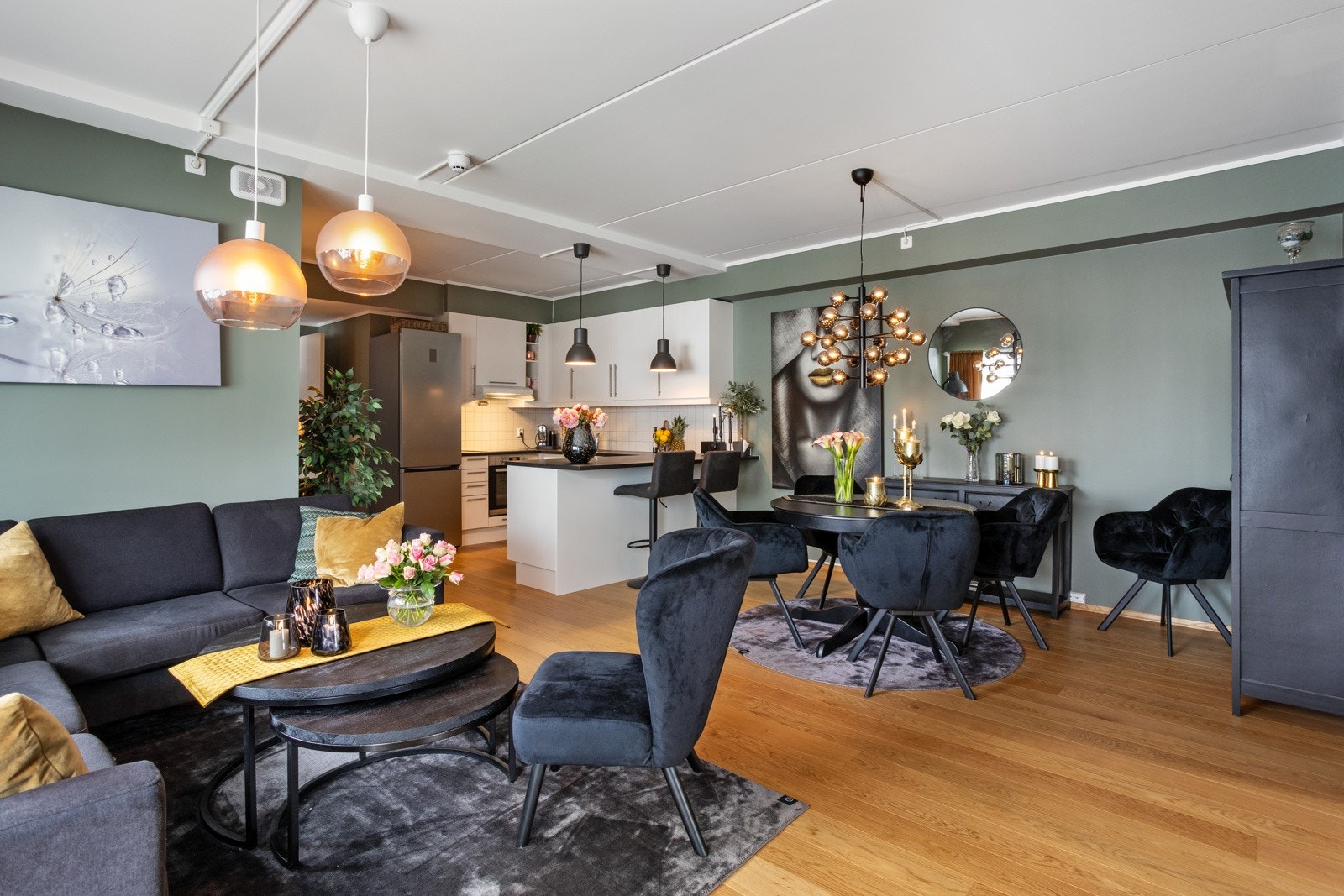 Innbydende stue med moderne overflater og svært praktisk utforming. Galleribilde