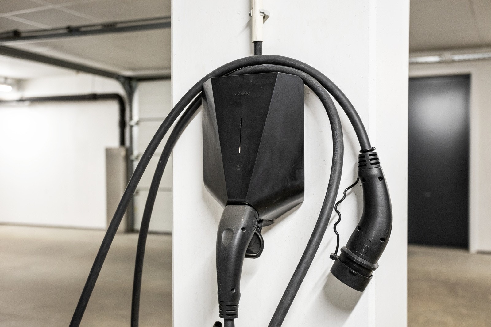 Det er installert elbillader på parkeringsplassen. Galleribilde
