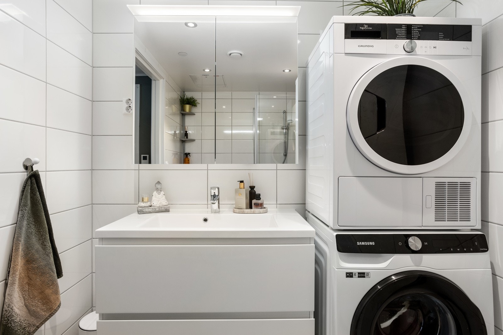 Badet er flislagt med gulvvarme og vegghengt servantinnredning med skuffer. Galleribilde