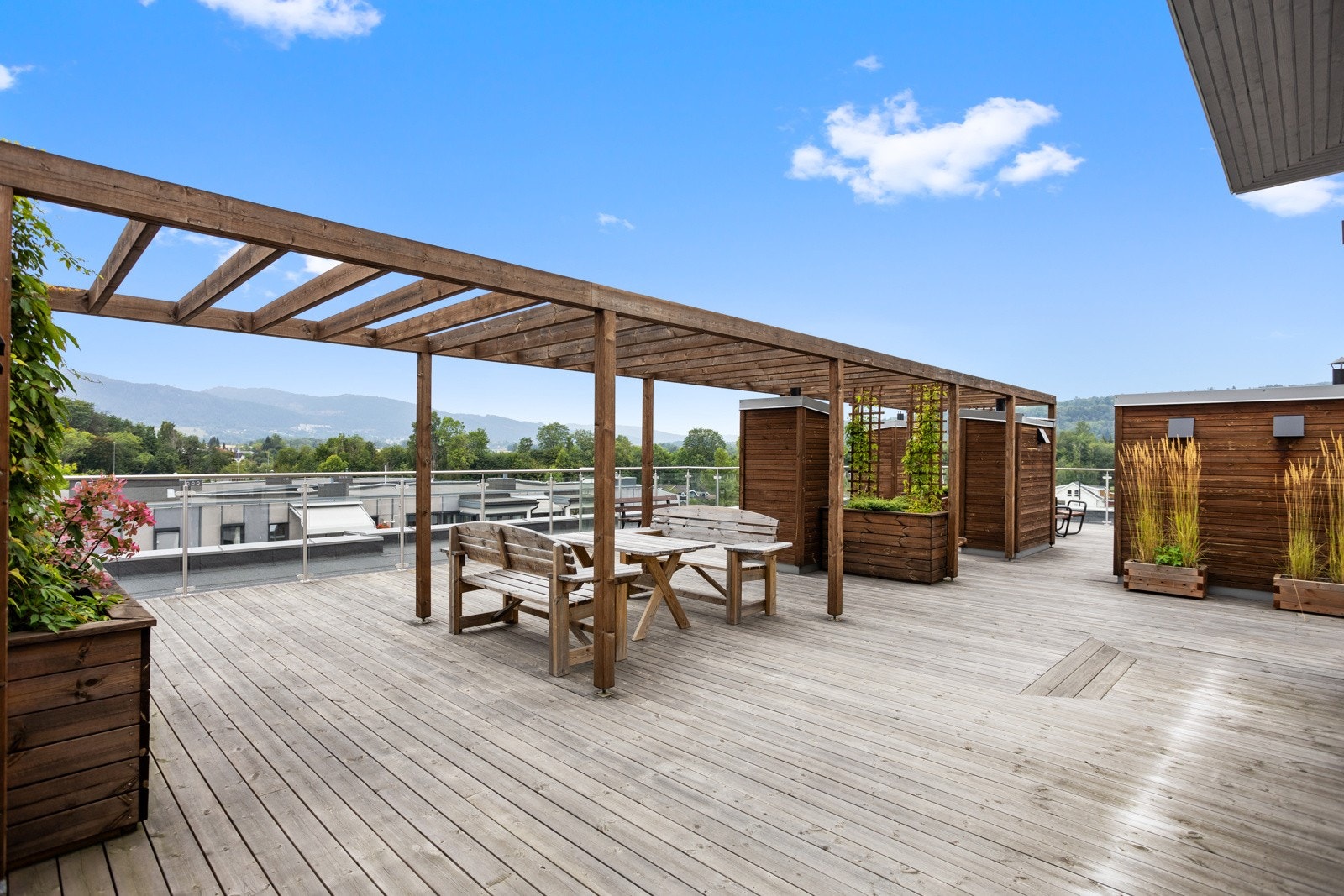 I tillegg til en flott privat balkong har man også tilgang på en flott felles takterrasse. Galleribilde