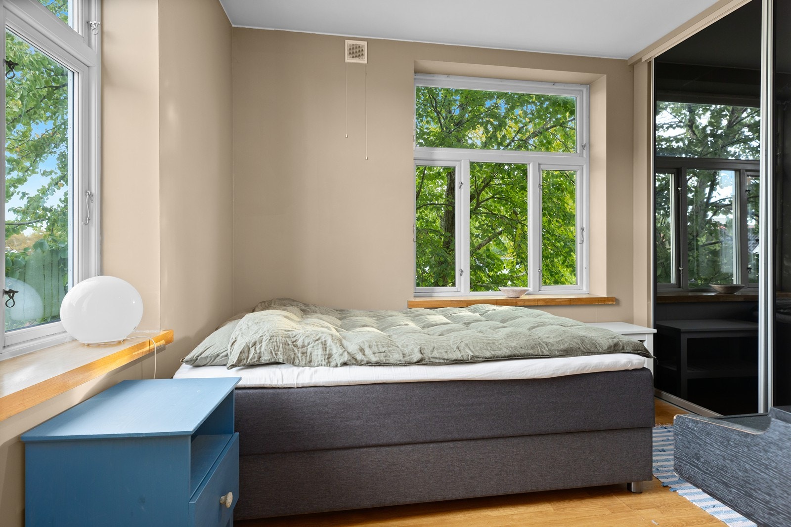 Romslig soverom med skyvedørsgarderobe Galleribilde