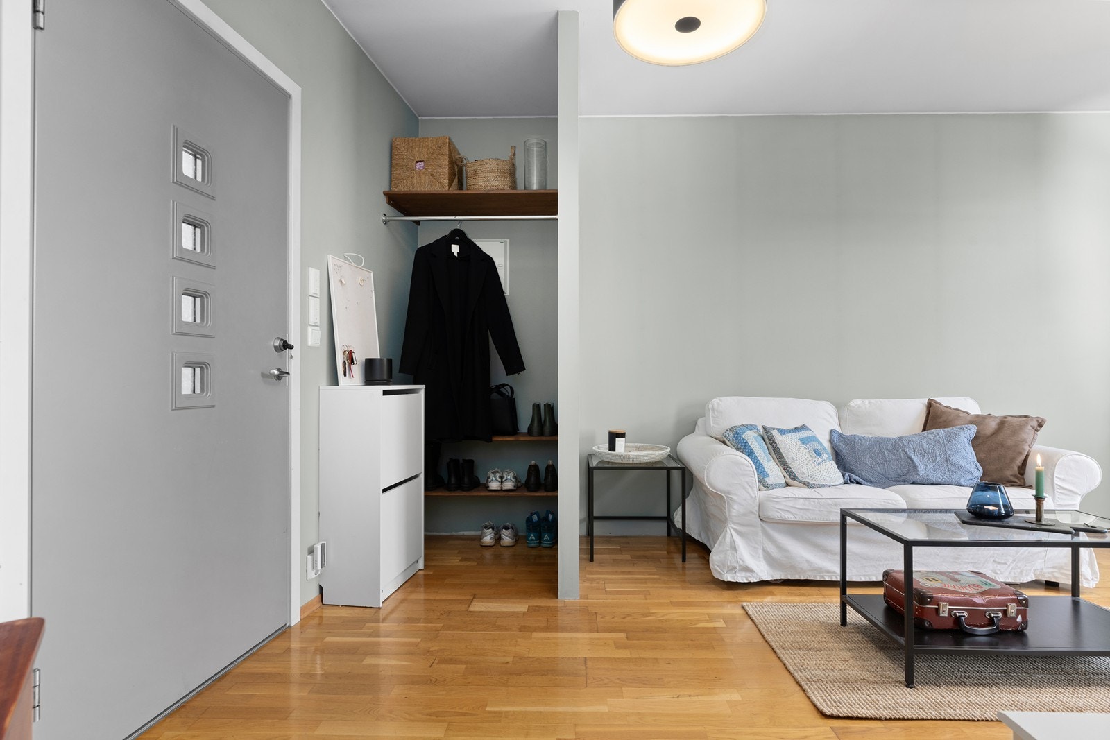 Praktisk garderobe for oppbevaring av yttertøy Galleribilde