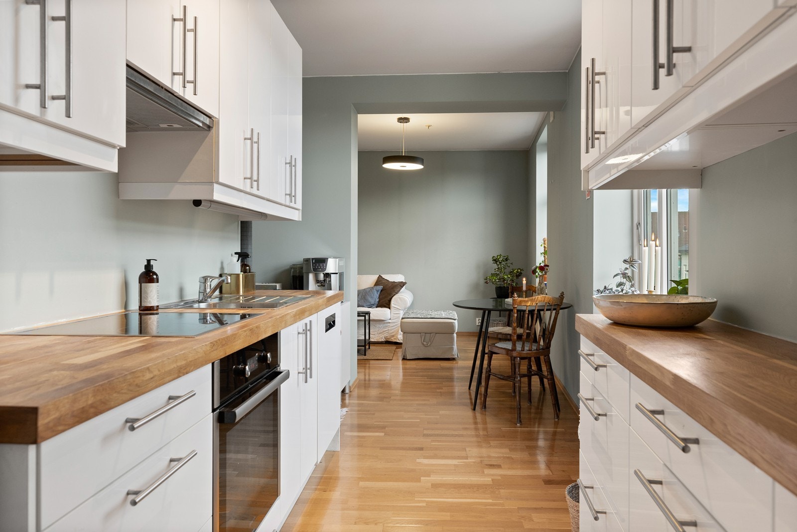 Kjøkkenet er smart innredet med rikelig skapplass og praktiske løsninger Galleribilde