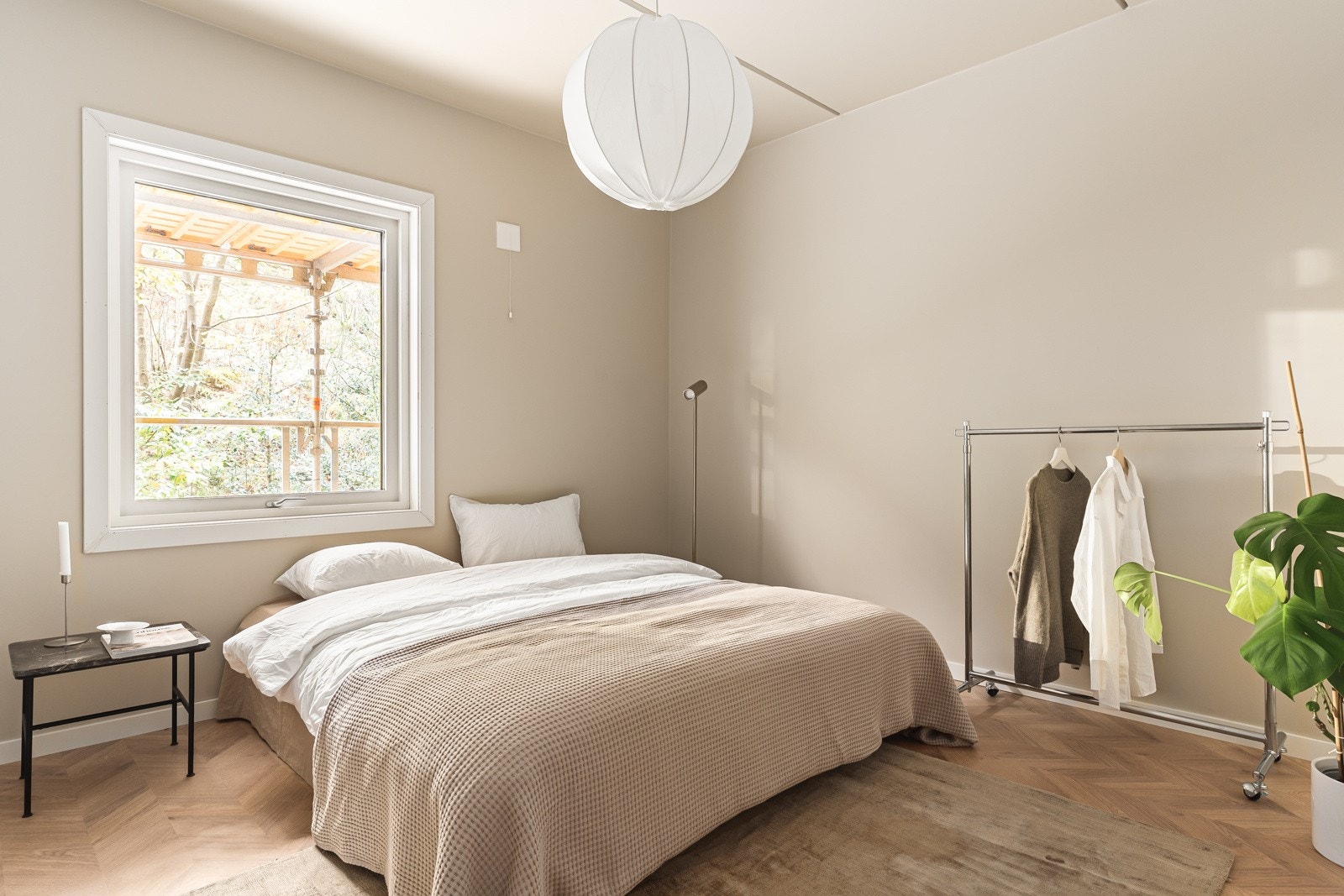 Her kan det enkelt innredes med både dobbeltseng, nattbord og garderobeløsning. Galleribilde