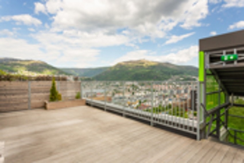 Det er flere nyere takterrasser i borettslaget. Borettslaget har også nyere vinduer, fasade og mye mer! Galleribilde