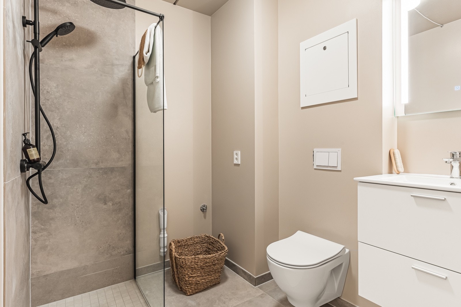 Rålekkert bad betydelig oppgradert i 2024. Fliser med varme i gulv, samt opplegg for vaskemaskin. Med regndusj får du følelsen av hjemmespa. Galleribilde