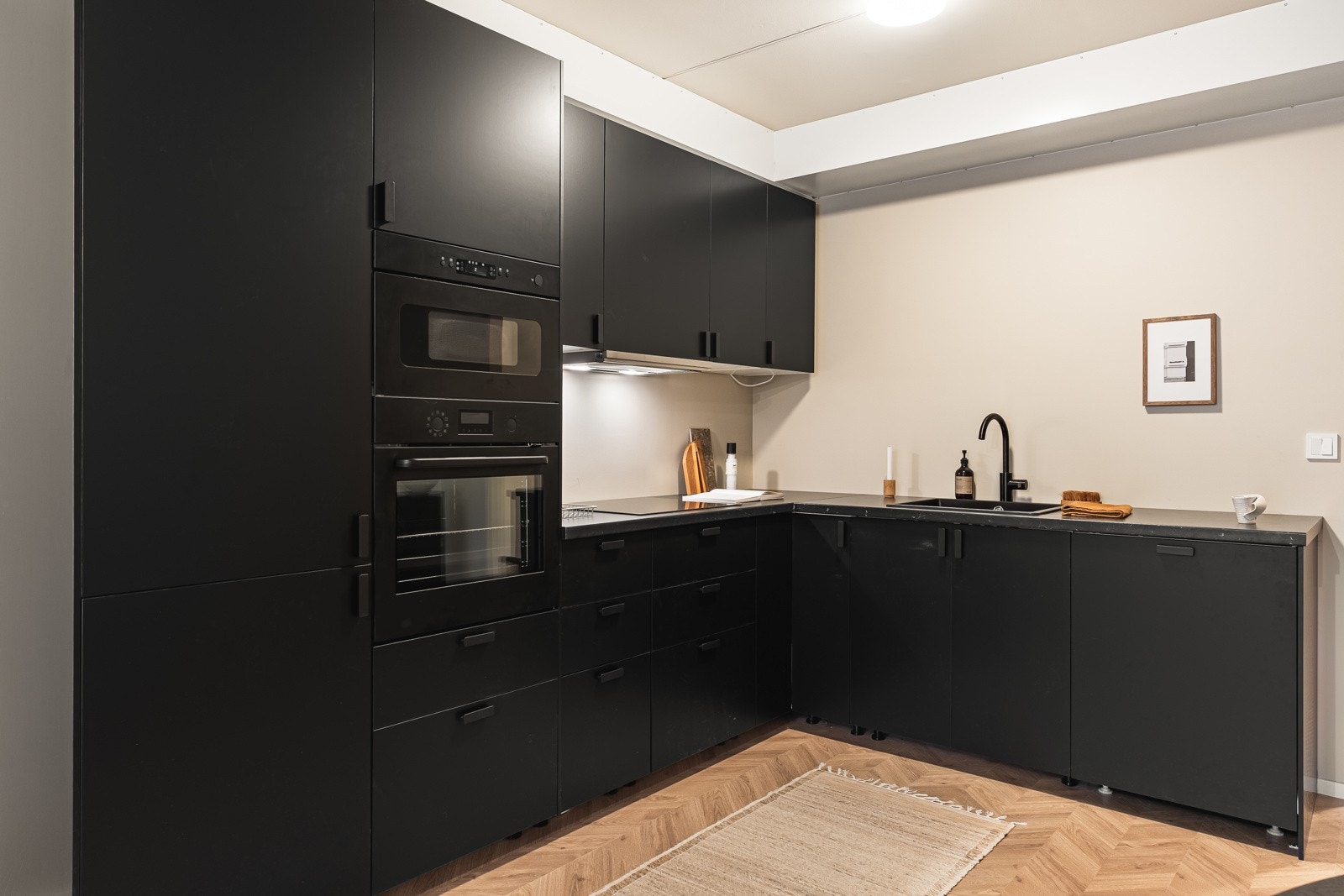 Kjøkkenet er innredet med flotte slette fronter, laminat benkeplate og malte flater. Galleribilde