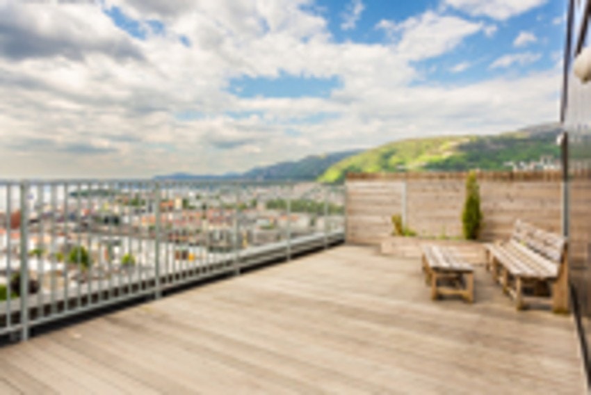 Her kan man nyte flott sjøutsikt, og utsikt mot byfjellene! Galleribilde