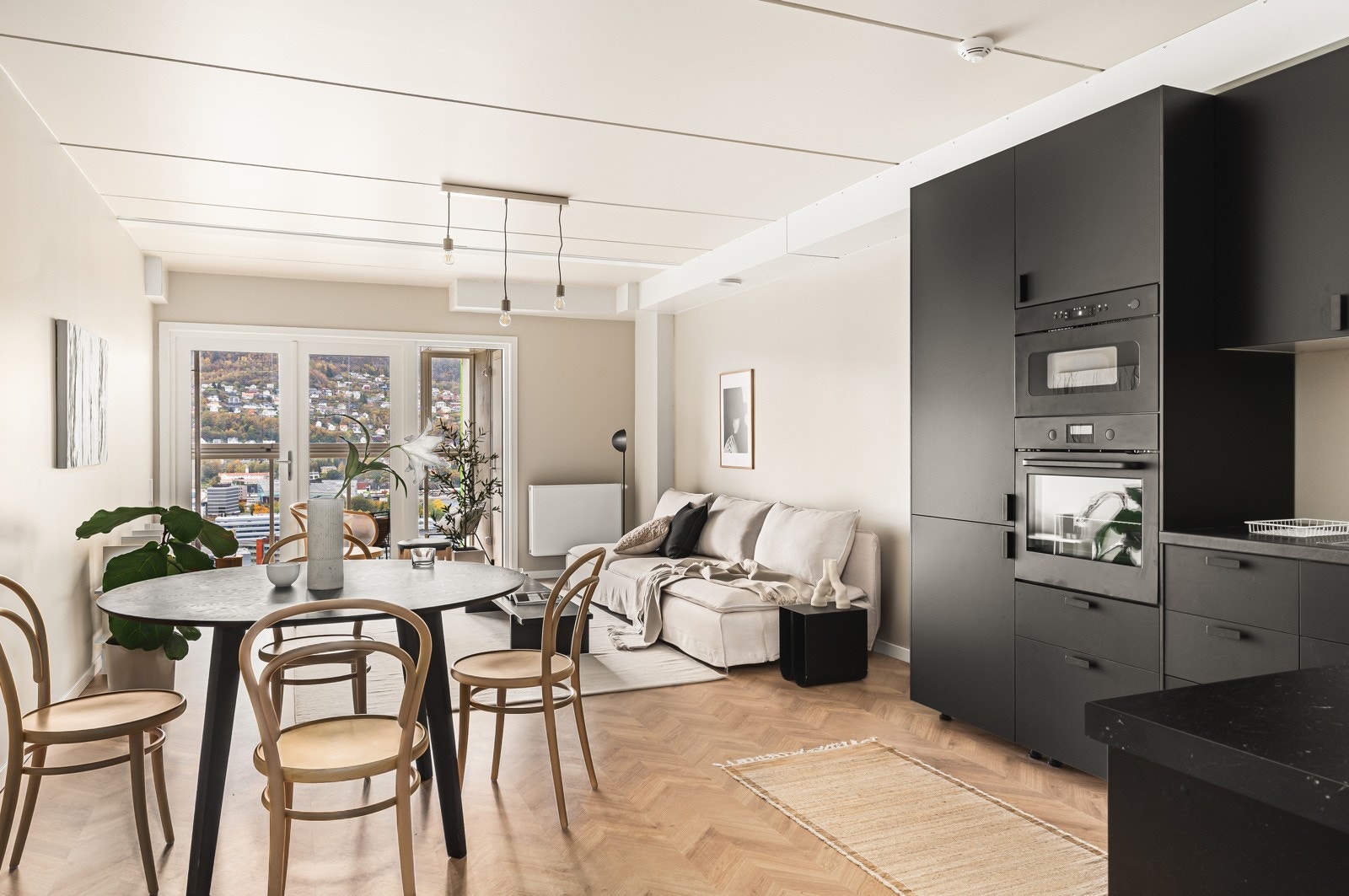 Balansert ventilasjon fra 2019 - alt av overflater, rør og elektrisk i leiligheten tatt i 2024 av fagfolk. Galleribilde