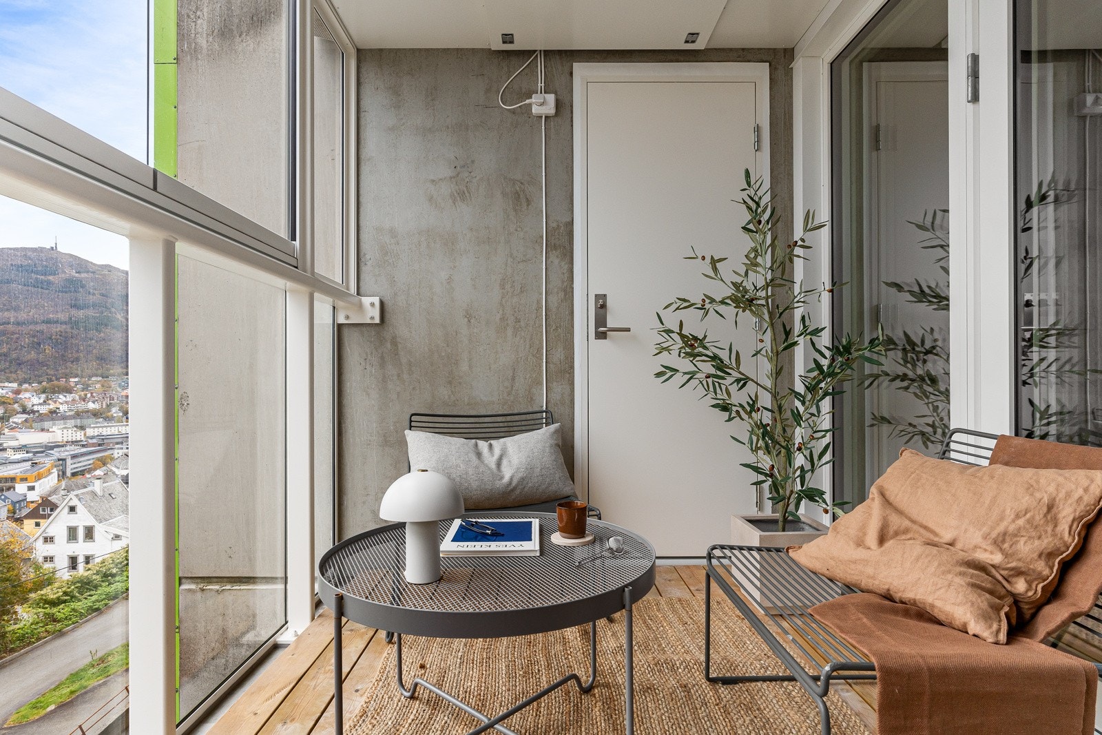 Det er god plass til å innrede med sittegruppe og utemøbler. Galleribilde