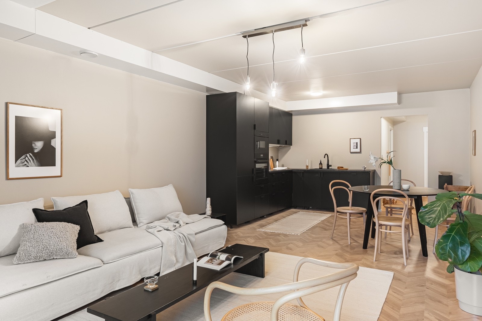 Det er god plass til innredning og stuen fremstår som både lys, åpen og som en sosial sone av leiligheten. Galleribilde