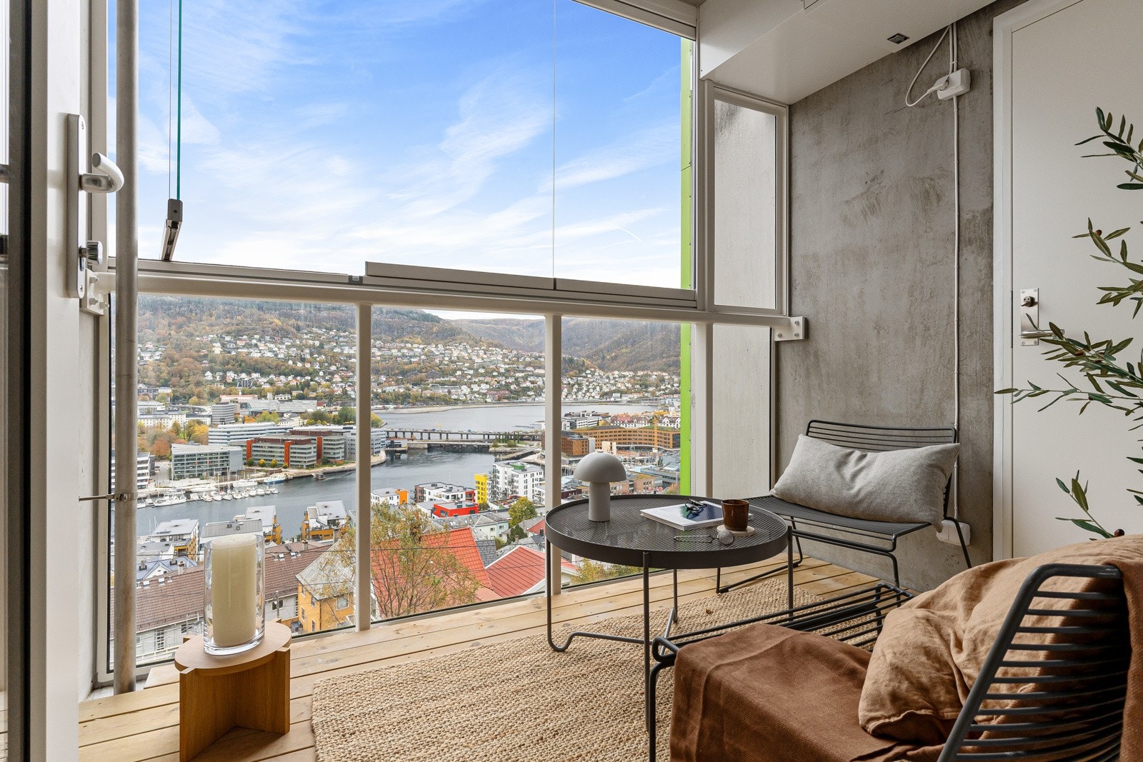 Fra stuen/kjøkkenet er det utgang til innglasset balkong på 5,4 kvm med flott sjøutsikt. Galleribilde