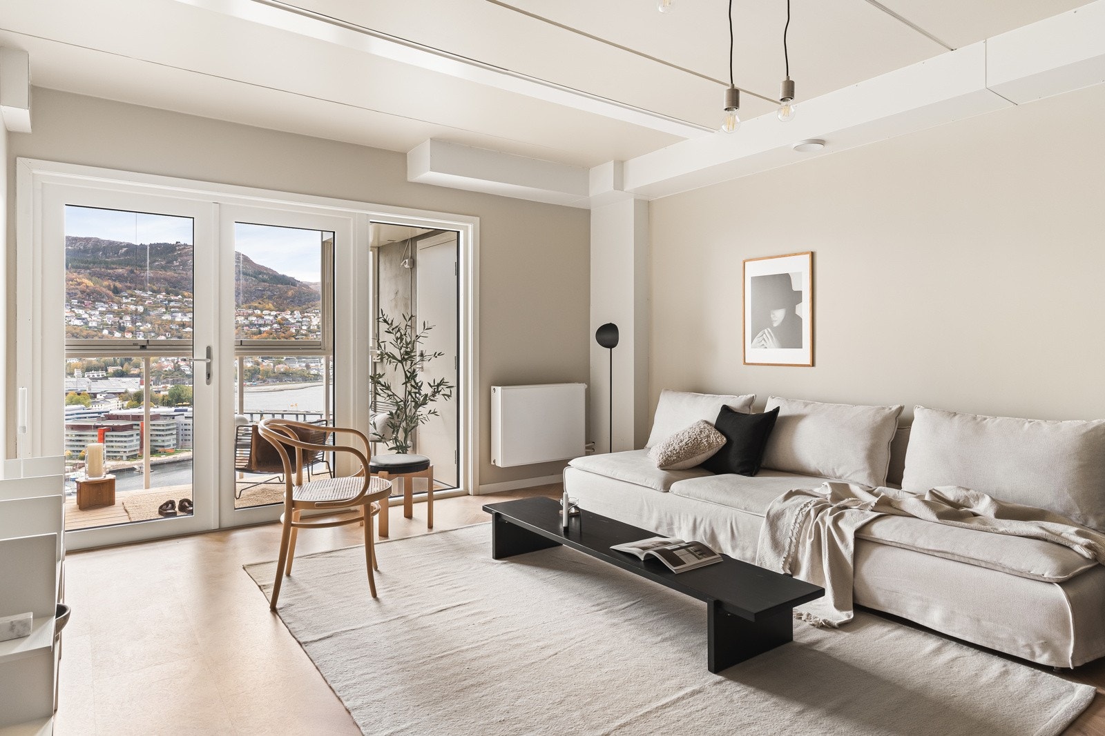 Stuens størrelse og utforming gjør at du enkelt kan innrede i ulike soner med god plass til spisebord i tillegg til sofa. Galleribilde