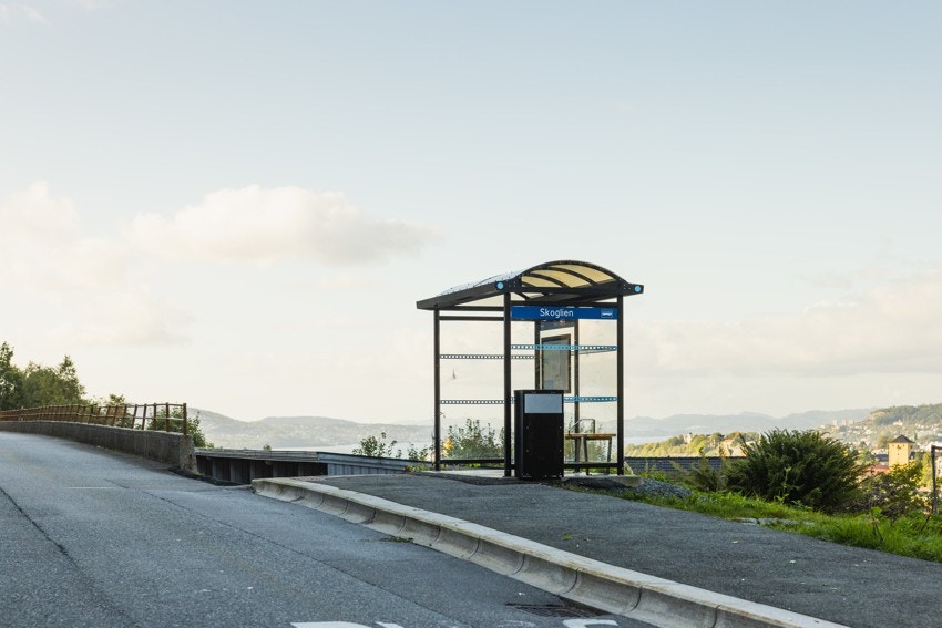 Bussholdeplassen er like utenfor døren. Her går det hyppige avganger mot Bergen Sentrum, og universiteter. Galleribilde