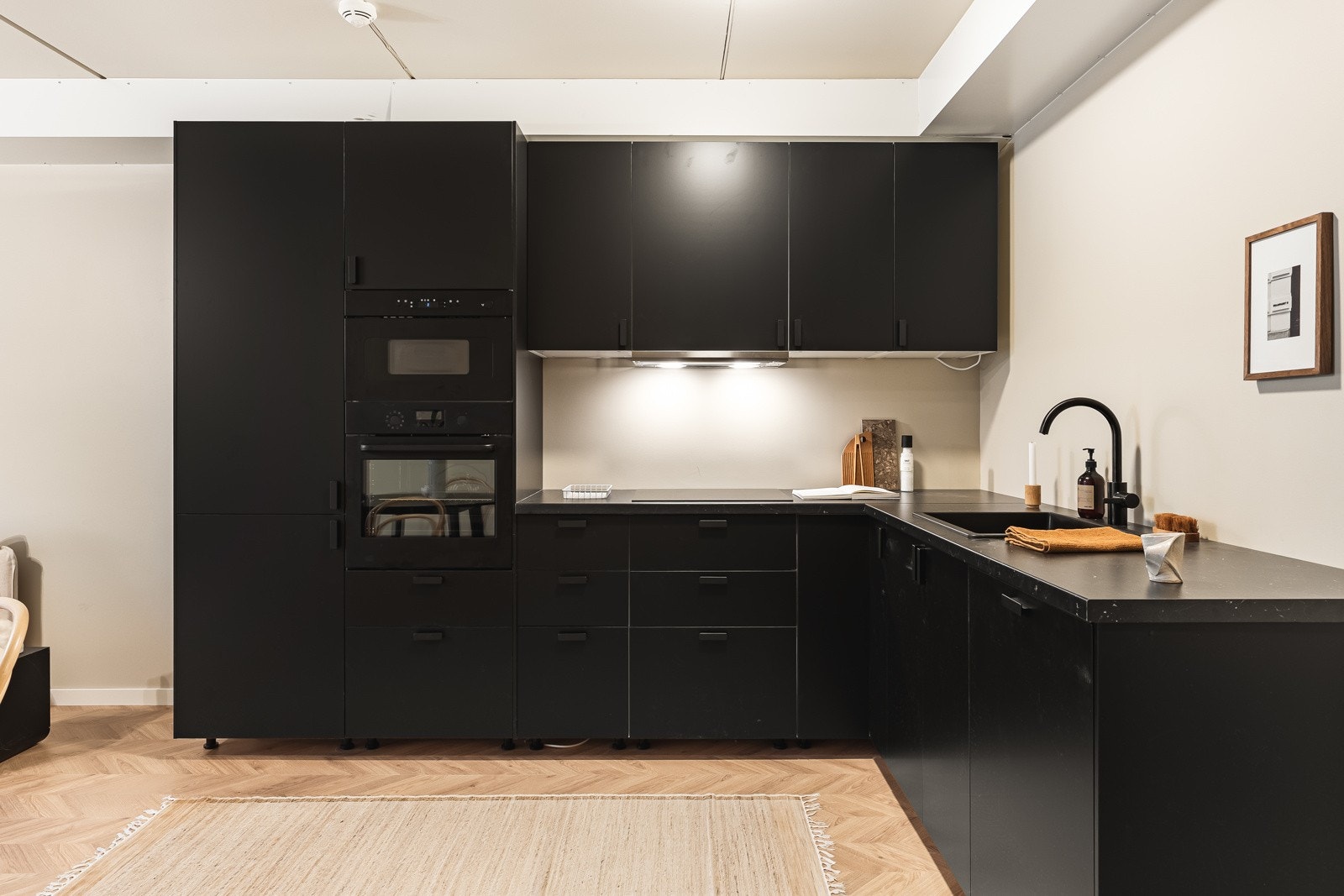 God skap, skuffe -og benkeplass gjør det enkelere å holde overflater ryddige og rene. Galleribilde