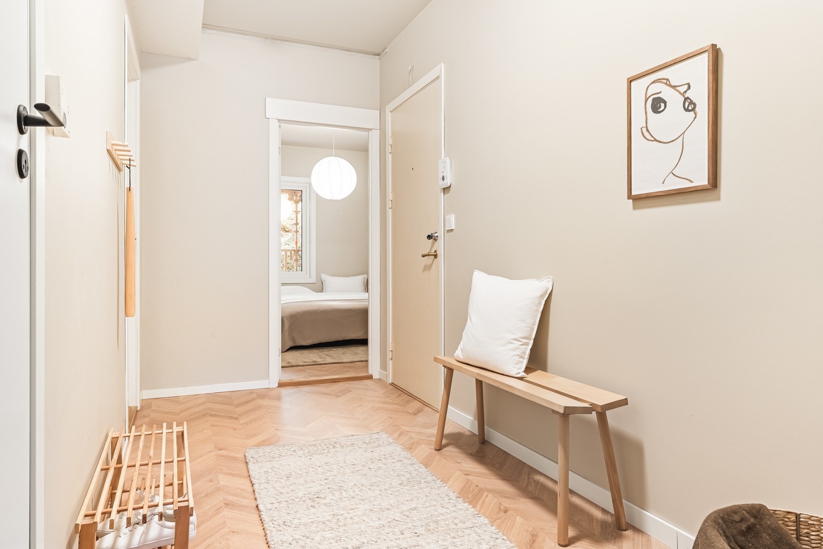 Entréens strørrelse gjør det mulig å innrede med ønsket møblement for å enkelt kunne gjemme bort alt av yttertøy og sko. Galleribilde