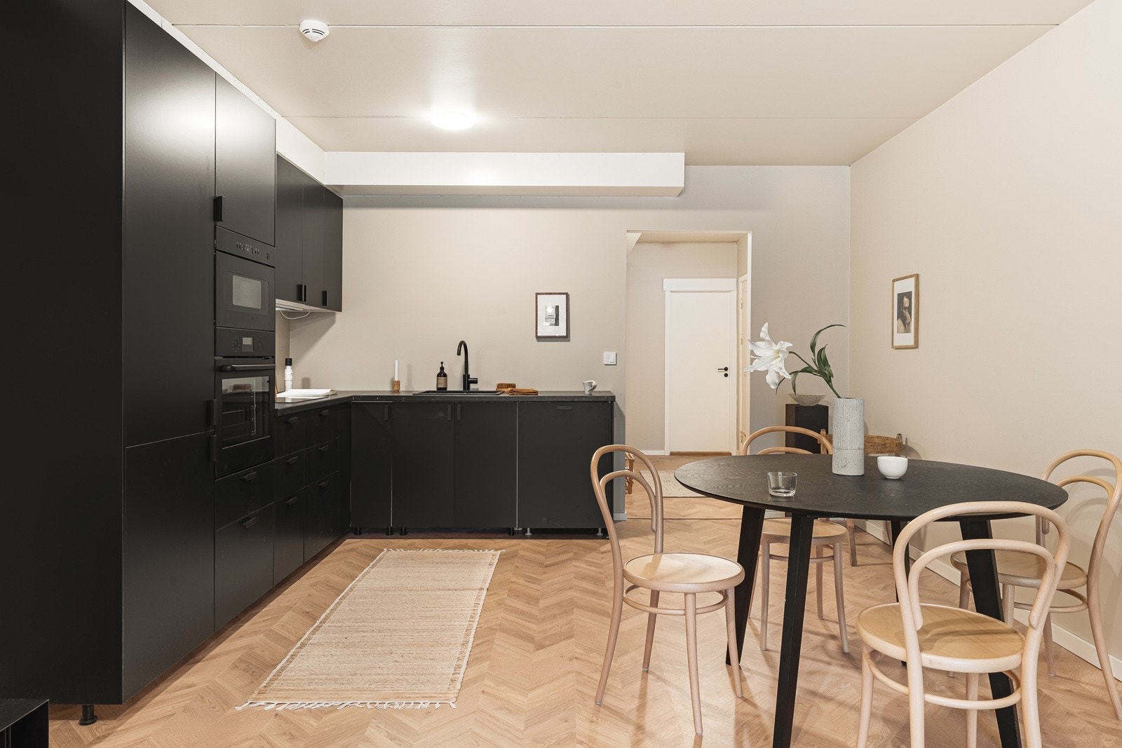 Helt nytt og praktisk kjøkken fra IKEA. Integrert stekeovn og mikro i høyskap. Galleribilde