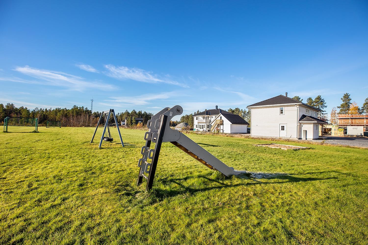 Flotte grøntarealer med fotballbane og lekeapparater.