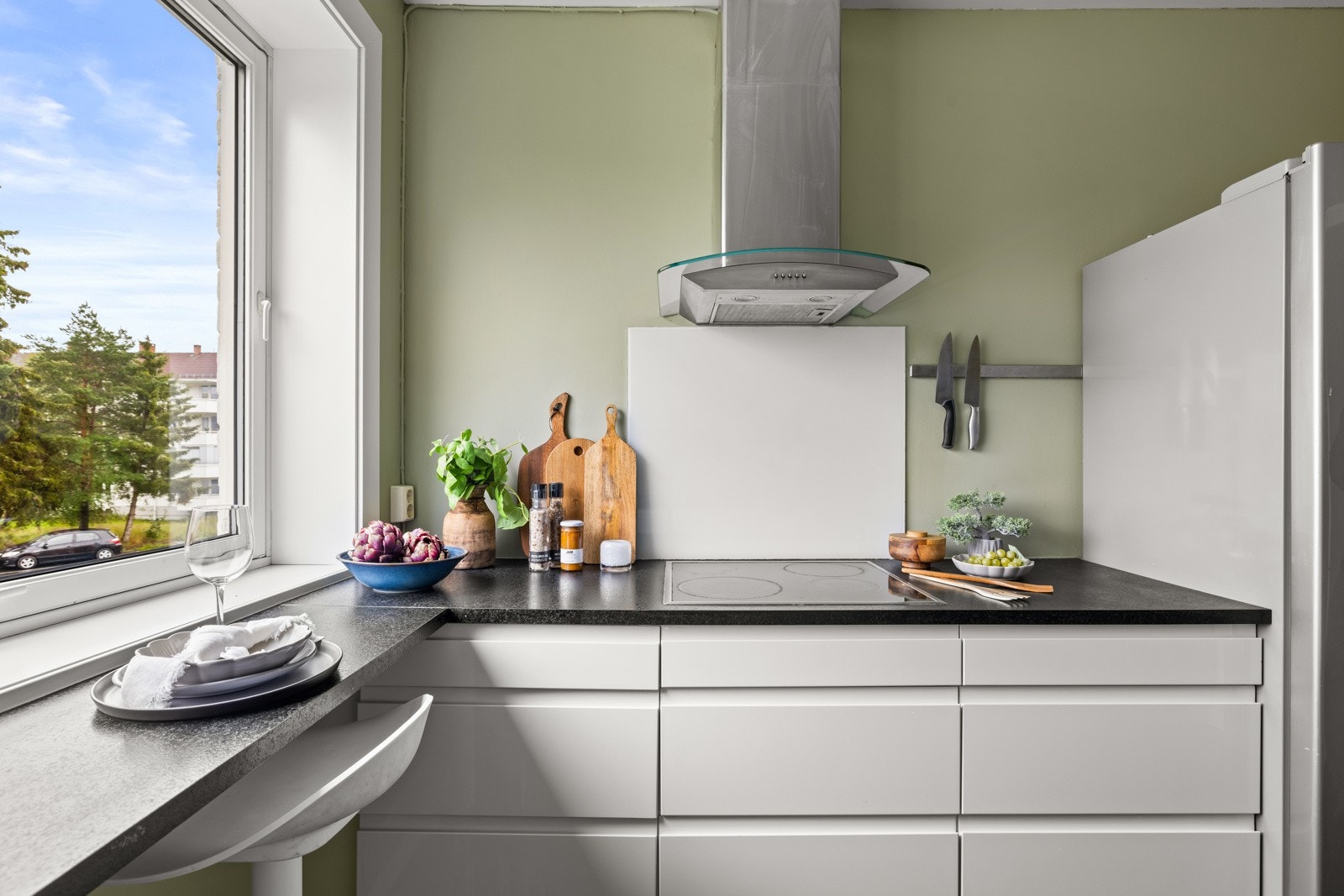 Glatte fronter i hvit høyglans som har integrerte håndtak. Galleribilde