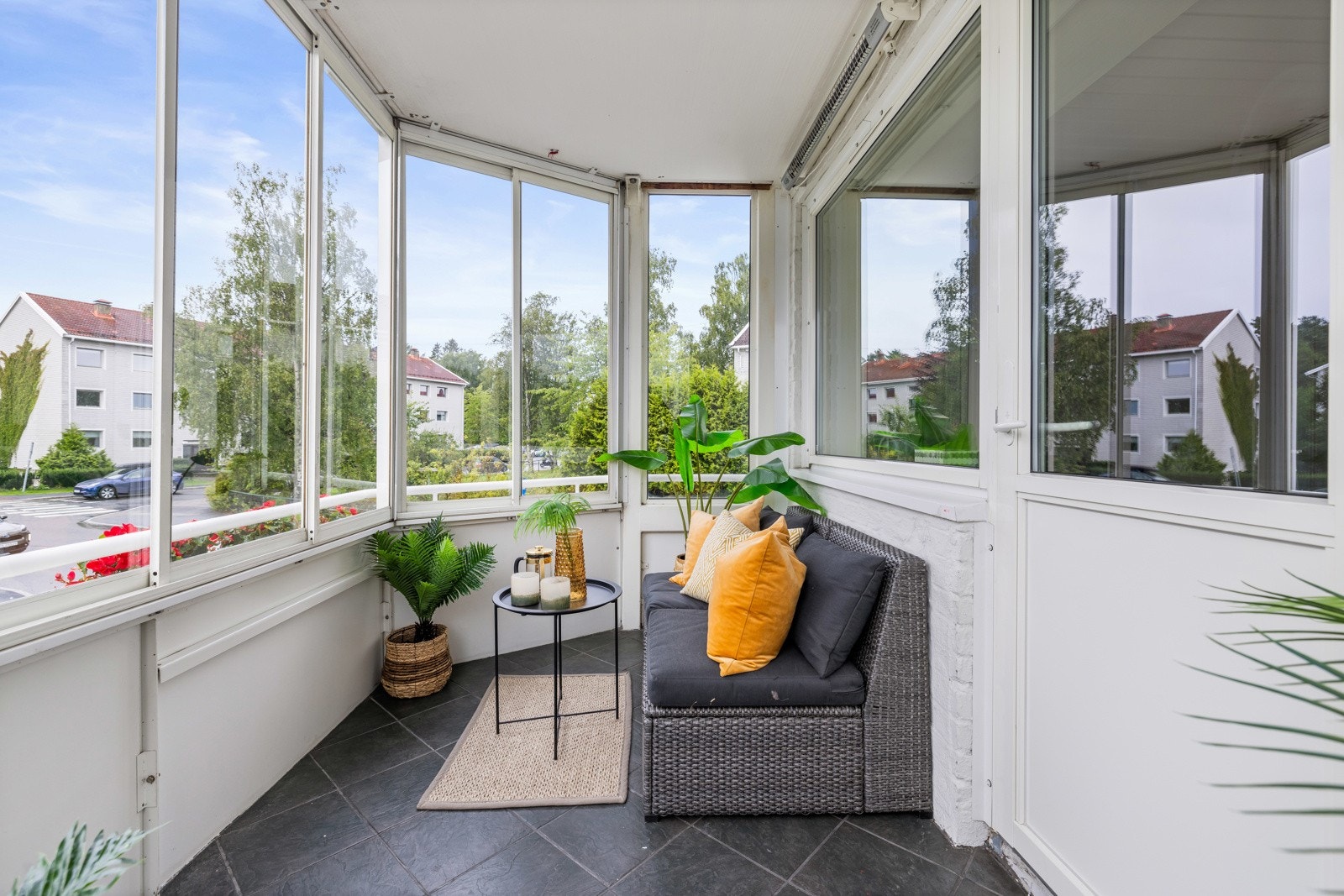 Her får du plass til å innrede med grill, utemøblement og blomster. Galleribilde